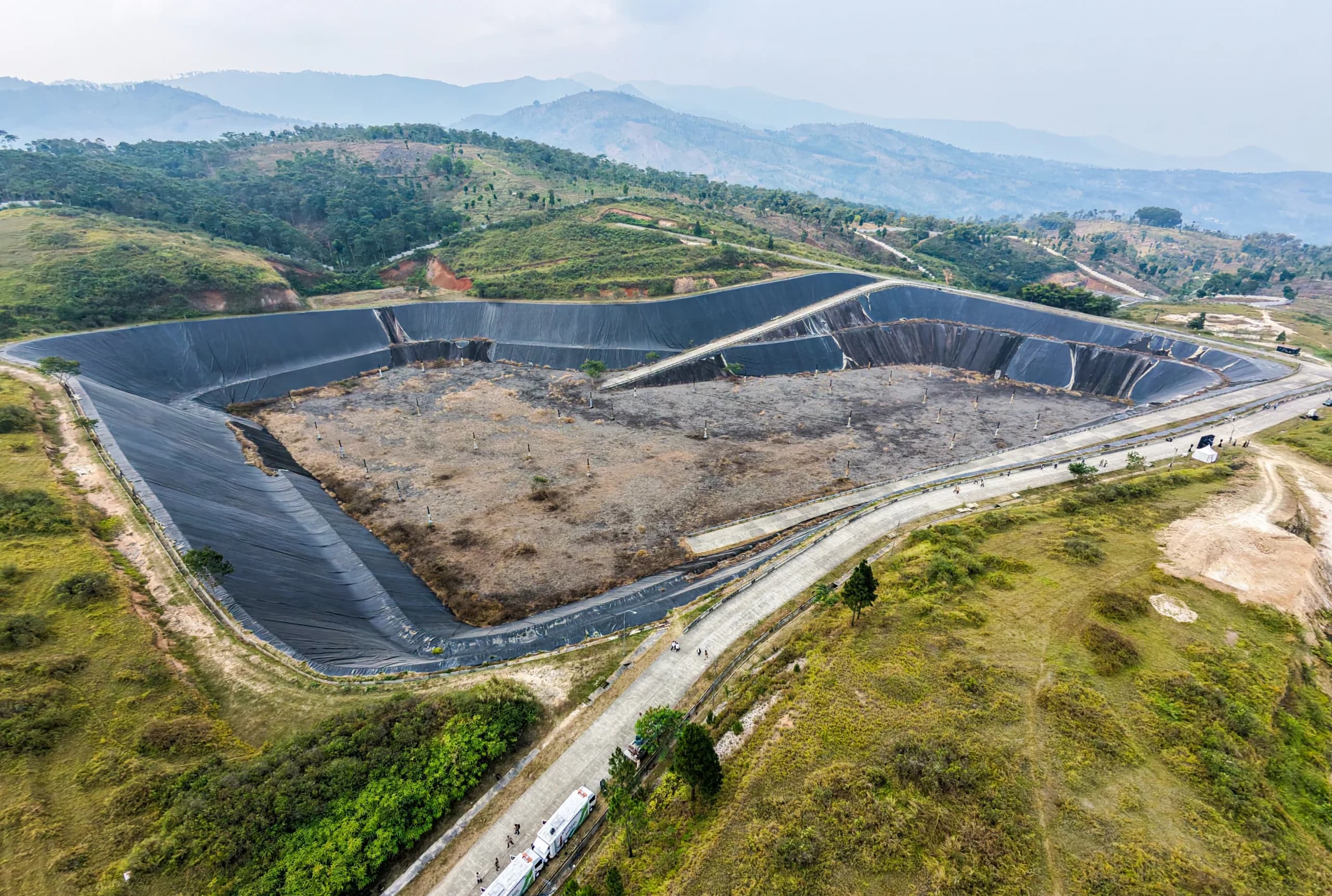 Foto udara lokasi tempat pembuangan akhir sampah saat peletakan batu pertama proyek infrastruktur Pengolahan Sampah menjadi Energi Listrik (PSEL) di Legok Nangka, Kabupaten Bandung, Jawa Barat, Rabu (29/7/2026). Foto udara lokasi tempat pembuangan akhir sampah saat peletakan batu pertama proyek infrastruktur Pengolahan Sampah menjadi Energi Listrik (PSEL) di Legok Nangka, Kabupaten Bandung, Jawa Barat, Rabu (29/7/2026).