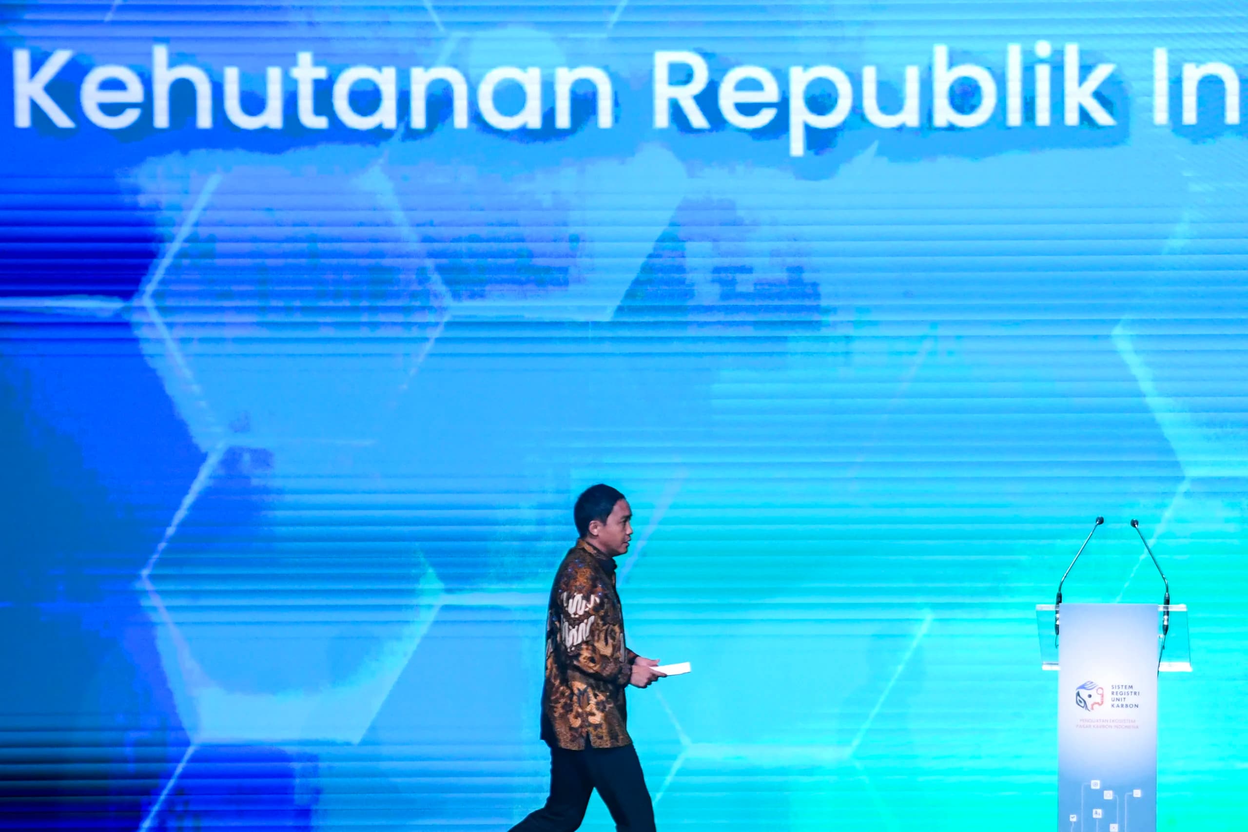 Menteri Kehutanan Raja Juli Antoni bersiap memberikan sambutan saat peluncuran Sistem Registri Unit Karbon (SRUK) di Jakarta, Kamis (9/7/2026). Menteri Kehutanan Raja Juli Antoni bersiap memberikan sambutan saat peluncuran Sistem Registri Unit Karbon (SRUK) di Jakarta, Kamis (9/7/2026).