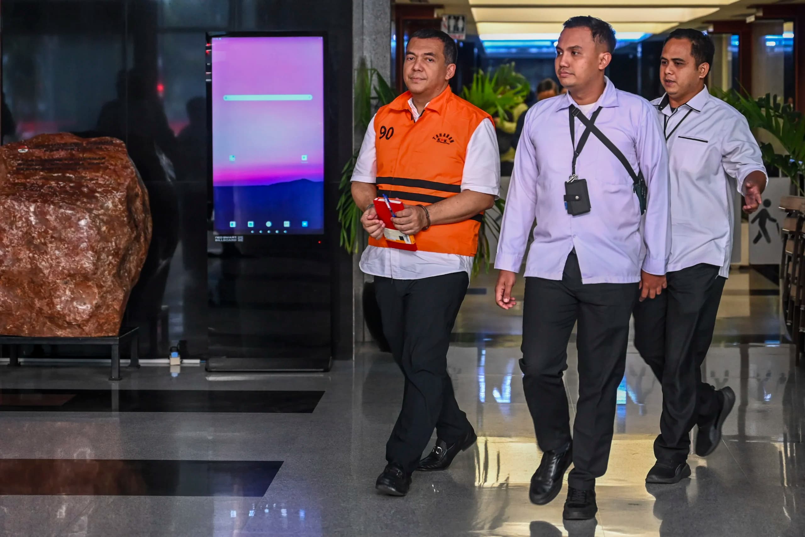 Tersangka kasus dugaan korupsi pengurusan izin tinggal warga negara asing (WNA) di Indonesia Silmy Karim (kiri) berjalan usai diperiksa di Gedung Merah Putih KPK, Jakarta, Senin (8/6/2026). Tersangka kasus dugaan korupsi pengurusan izin tinggal warga negara asing (WNA) di Indonesia Silmy Karim (kiri) berjalan usai diperiksa di Gedung Merah Putih KPK, Jakarta, Senin (8/6/2026).