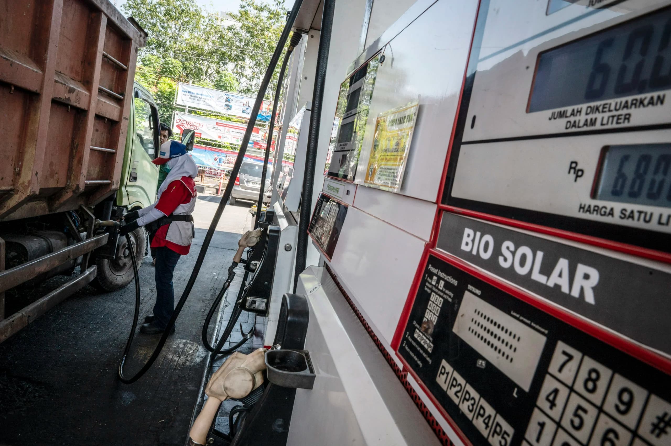 Petugas SPBU melayani pengisian bahan bakar minyak (BBM) Biosolar B50 ke truk angkut barang di SPBU Pertamina Ahmad Yani, Semarang, Jawa Tengah. (Sumber: Antara Foto/Aprillio Akbar/nz) Petugas SPBU melayani pengisian bahan bakar minyak (BBM) Biosolar B50 ke truk angkut barang di SPBU Pertamina Ahmad Yani, Semarang, Jawa Tengah. (Sumber: Antara Foto/Aprillio Akbar/nz)