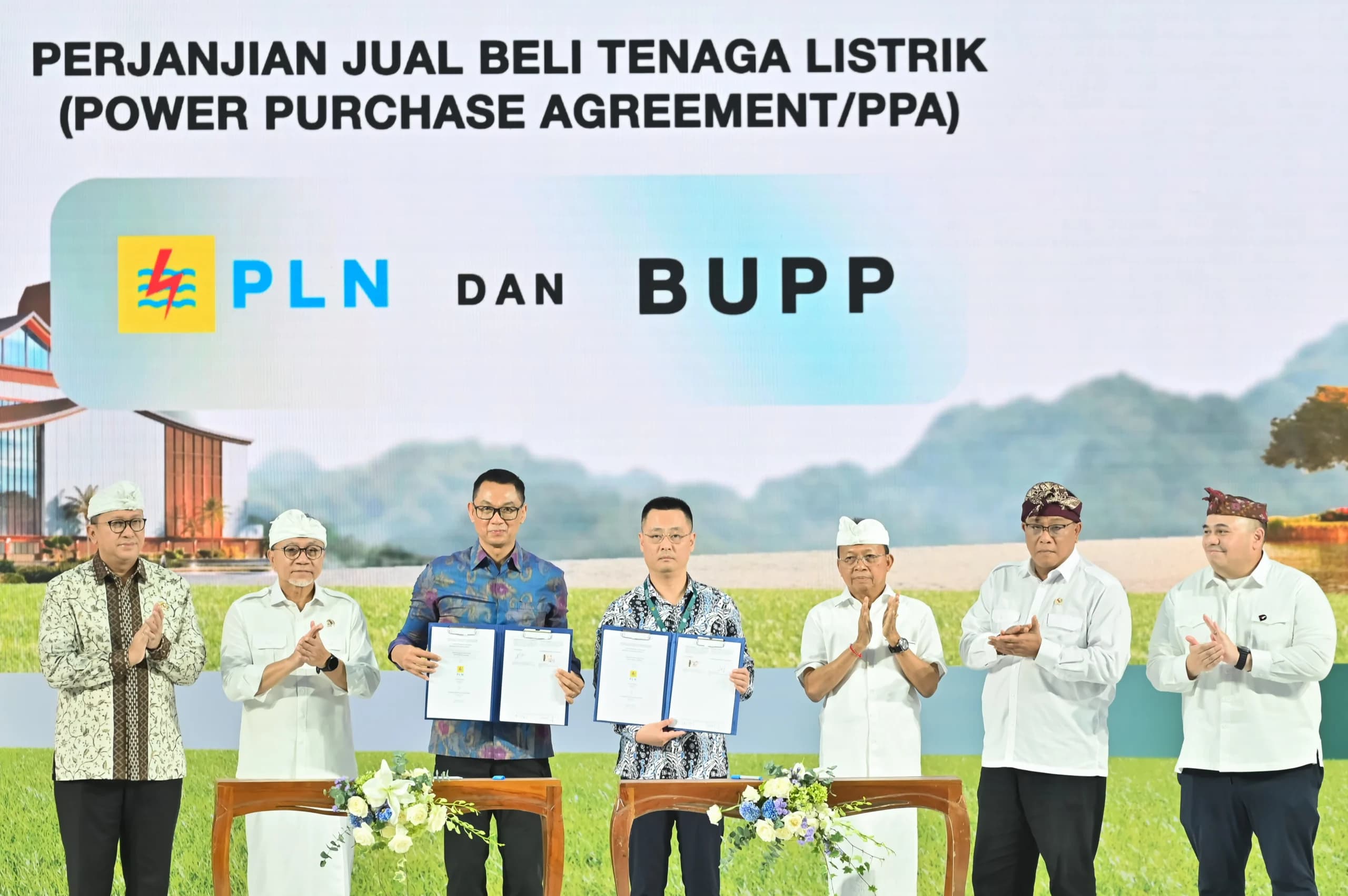 Direktur Utama PLN Darmawan Prasodjo (ketiga kiri) dan Presiden Direktur PT Weiming Nusantara Bali New Energy Ji Ke Ze (tengah) menunjukkan dokumen Perjanjian Jual Beli Tenaga Listrik yang disaksikan Menko Bidang Pangan Zulkifli Hasan (kedua kiri), Menteri Investasi dan Hilirisasi sekaligus CEO Danantara Indonesia Rosan Roeslani (kiri), Menteri Lingkungan Hidup Jumhur Hidayat (kedua kanan), Chief Executive Officer Danantara Investment Management Pandu Patria Sjahrir (kanan) dan Gubernur Bali Wayan Koster (ketiga kanan) saat peresmian pembangunan Pengolahan Sampah menjadi Energi Listrik (PSEL) Bali di Denpasar, Bali, Rabu (8/7/2026). Direktur Utama PLN Darmawan Prasodjo (ketiga kiri) dan Presiden Direktur PT Weiming Nusantara Bali New Energy Ji Ke Ze (tengah) menunjukkan dokumen Perjanjian Jual Beli Tenaga Listrik yang disaksikan Menko Bidang Pangan Zulkifli Hasan (kedua kiri), Menteri Investasi dan Hilirisasi sekaligus CEO Danantara Indonesia Rosan Roeslani (kiri), Menteri Lingkungan Hidup Jumhur Hidayat (kedua kanan), Chief Executive Officer Danantara Investment Management Pandu Patria Sjahrir (kanan) dan Gubernur Bali Wayan Koster (ketiga kanan) saat peresmian pembangunan Pengolahan Sampah menjadi Energi Listrik (PSEL) Bali di Denpasar, Bali, Rabu (8/7/2026).