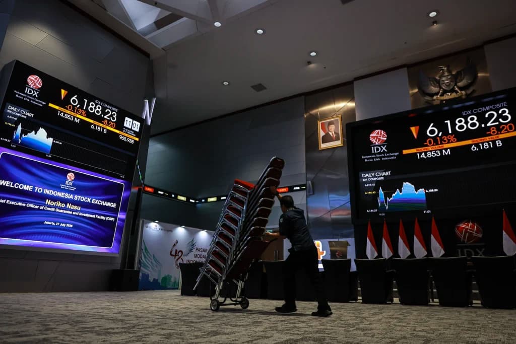 Pekerja melintas di dekat layar pergerakan Indeks Harga Saham Gabungan (IHSG) di Bursa Efek Indonesia (BEI), Jakarta, Senin (27/7/2026). (Sumber: Antara Foto/Dhemas Reviyanto/wsj) Pekerja melintas di dekat layar pergerakan Indeks Harga Saham Gabungan (IHSG) di Bursa Efek Indonesia (BEI), Jakarta, Senin (27/7/2026). (Sumber: Antara Foto/Dhemas Reviyanto/wsj)