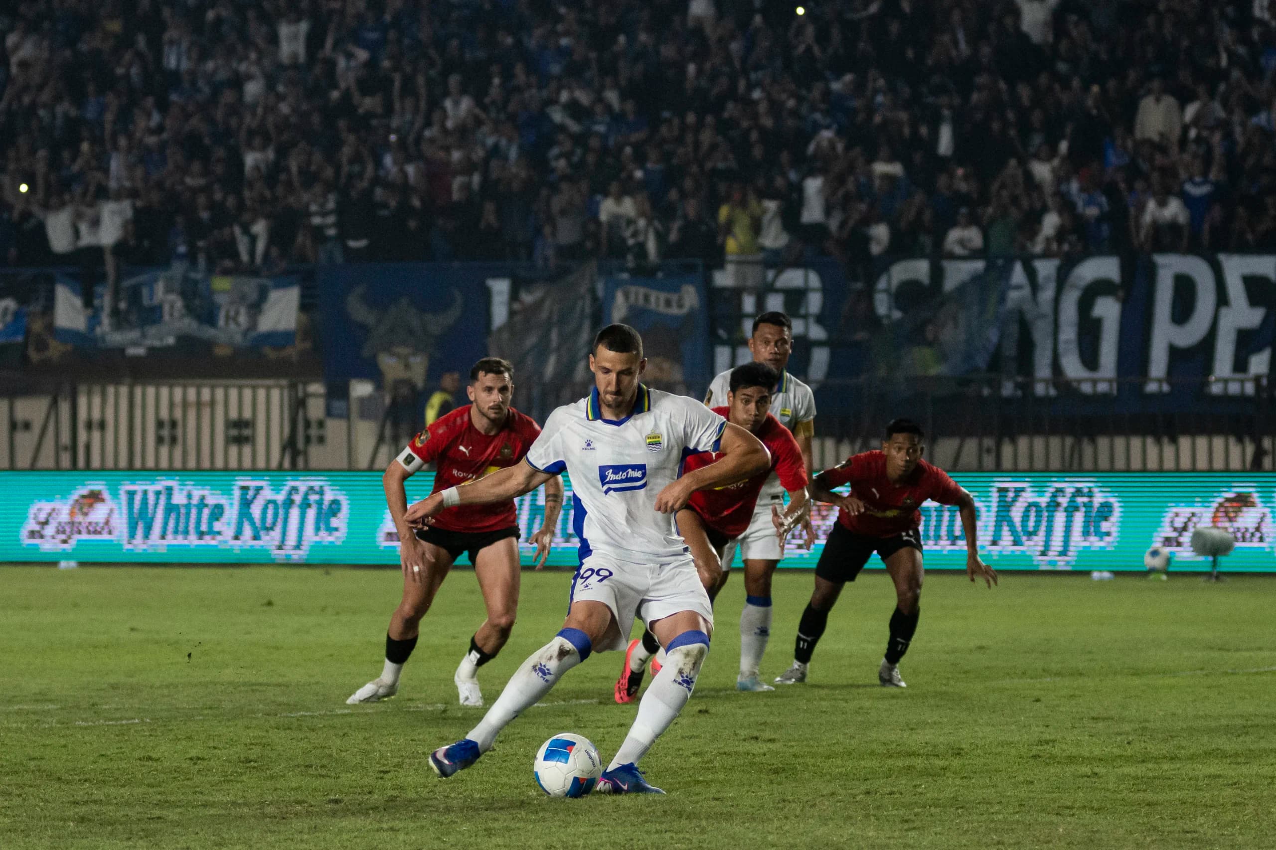 Pesepak bola Persib Bandung Balsa Sekulic melakukan tendangan penalti saat menghadapi DPMM FC pada laga lanjutan Grup A Piala Presiden 2026 di Stadion Si Jalak Harupat, Kabupaten Bandung, Jawa Barat, Selasa (28/7/2026). Pesepak bola Persib Bandung Balsa Sekulic melakukan tendangan penalti saat menghadapi DPMM FC pada laga lanjutan Grup A Piala Presiden 2026 di Stadion Si Jalak Harupat, Kabupaten Bandung, Jawa Barat, Selasa (28/7/2026).