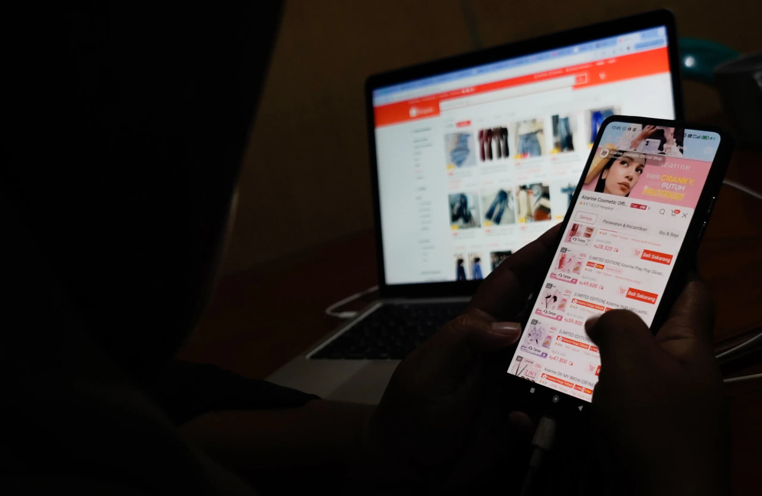 Warga melihat barang dagangan melalui perangkat elektronik pada aplikasi platform niaga elektronik (e-commerce) di Kabupaten Batang, Jawa Tengah, Selasa (30/6/2026). (Sumber: Antara Foto/Harviyan Perdana Putra/nym) Warga melihat barang dagangan melalui perangkat elektronik pada aplikasi platform niaga elektronik (e-commerce) di Kabupaten Batang, Jawa Tengah, Selasa (30/6/2026). (Sumber: Antara Foto/Harviyan Perdana Putra/nym)