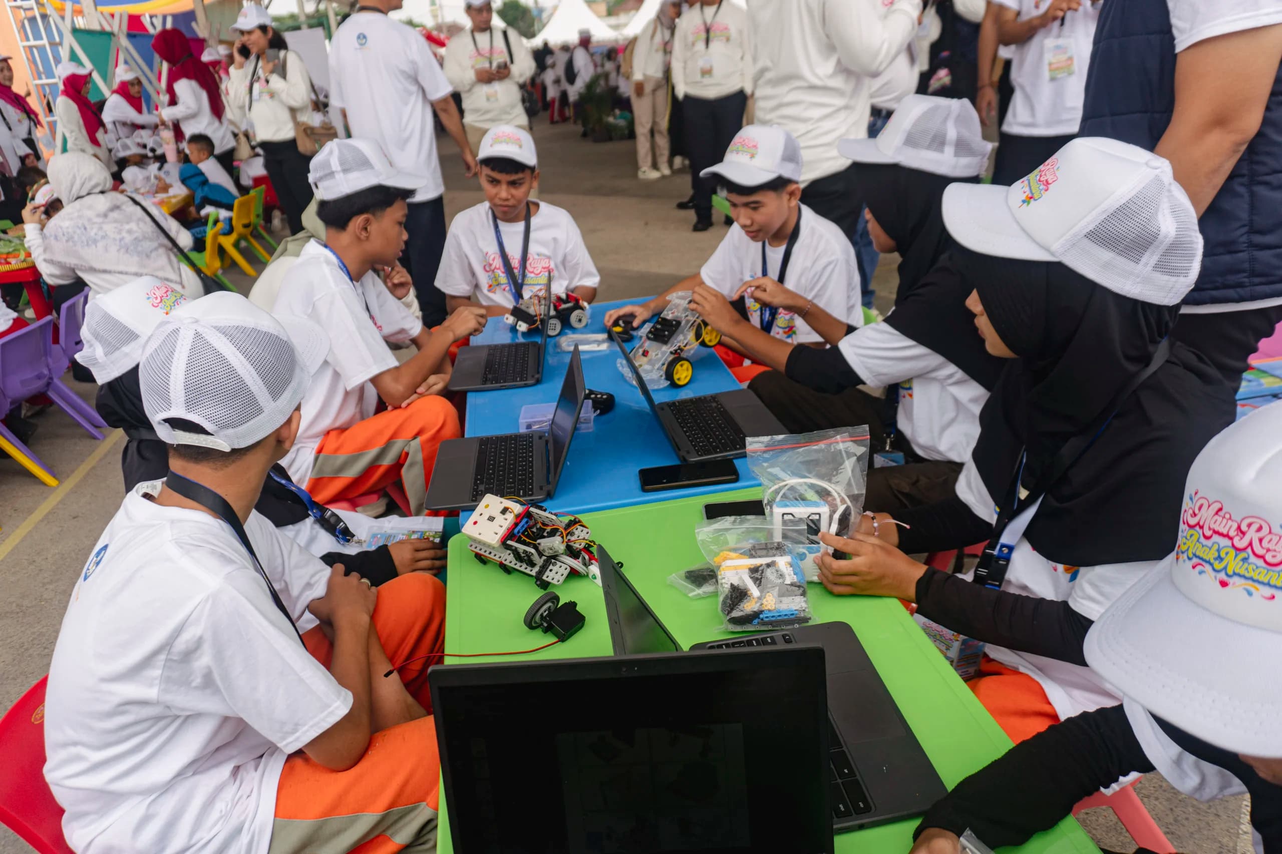 Sejumlah anak merakit purwarupa robot berjalan pada acara peringatan Hari Anak Nasional (HAN) 2026 di kawasan Tugu Sirih, Tanjungpinang, Kepulauan Riau Sejumlah anak merakit purwarupa robot berjalan pada acara peringatan Hari Anak Nasional (HAN) 2026 di kawasan Tugu Sirih, Tanjungpinang, Kepulauan Riau