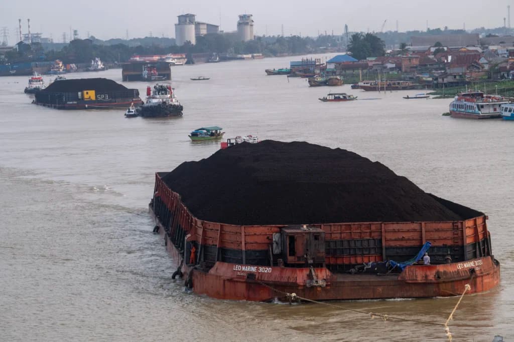 Kapal tongkang pengangkut batu bara melintas di Sungai Musi, Palembang, Sumatera Selatan, Selasa (21/7/2026). (Sumber: Antara Foto/Nova Wahyudi/sgd) Kapal tongkang pengangkut batu bara melintas di Sungai Musi, Palembang, Sumatera Selatan, Selasa (21/7/2026). (Sumber: Antara Foto/Nova Wahyudi/sgd)