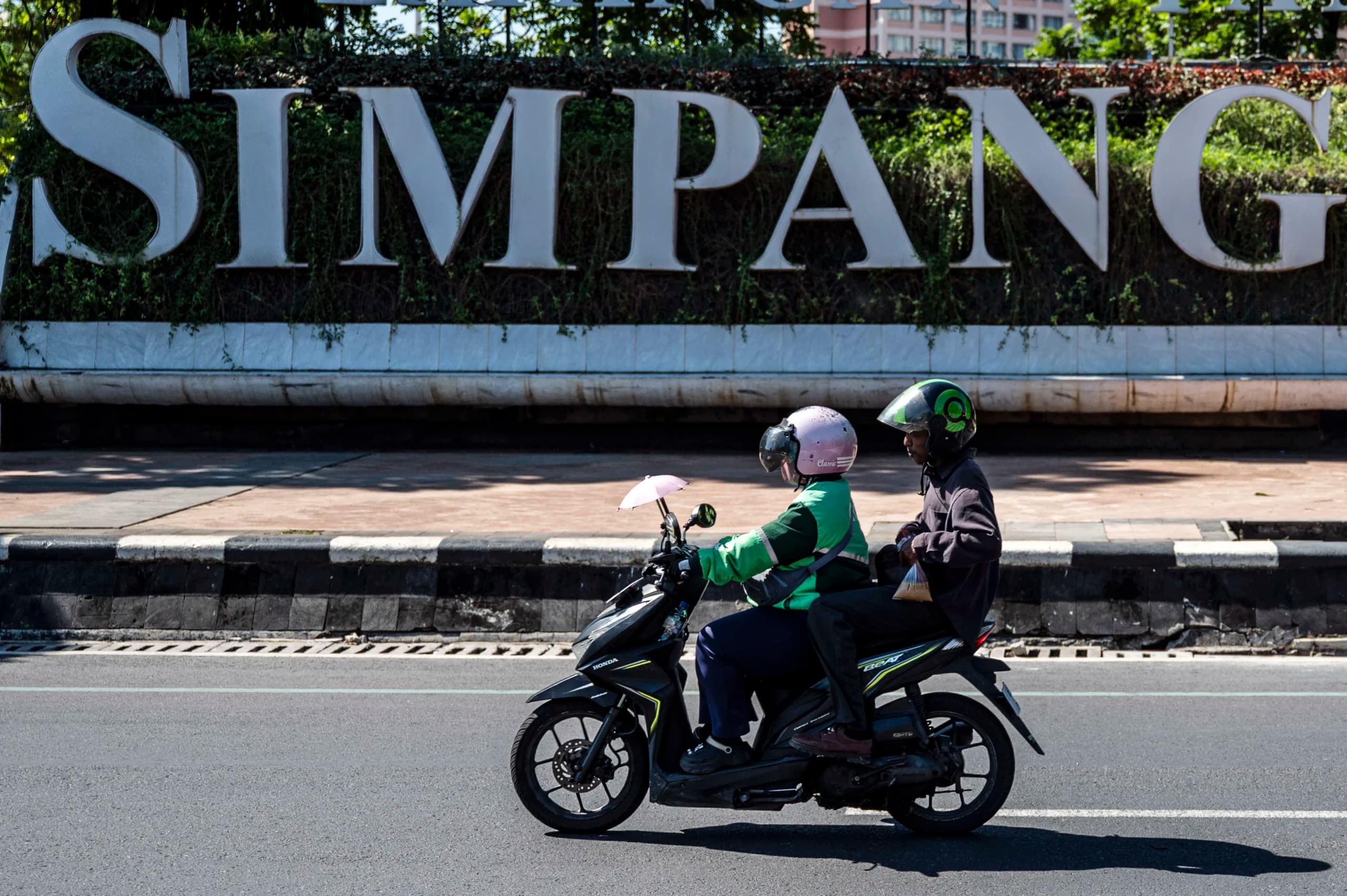 Pengendara ojek daring mengangkut penumpang di kawasan Simpang Lima, Semarang, Jawa Tengah, Senin (29/6/2026). Pengendara ojek daring mengangkut penumpang di kawasan Simpang Lima, Semarang, Jawa Tengah, Senin (29/6/2026).