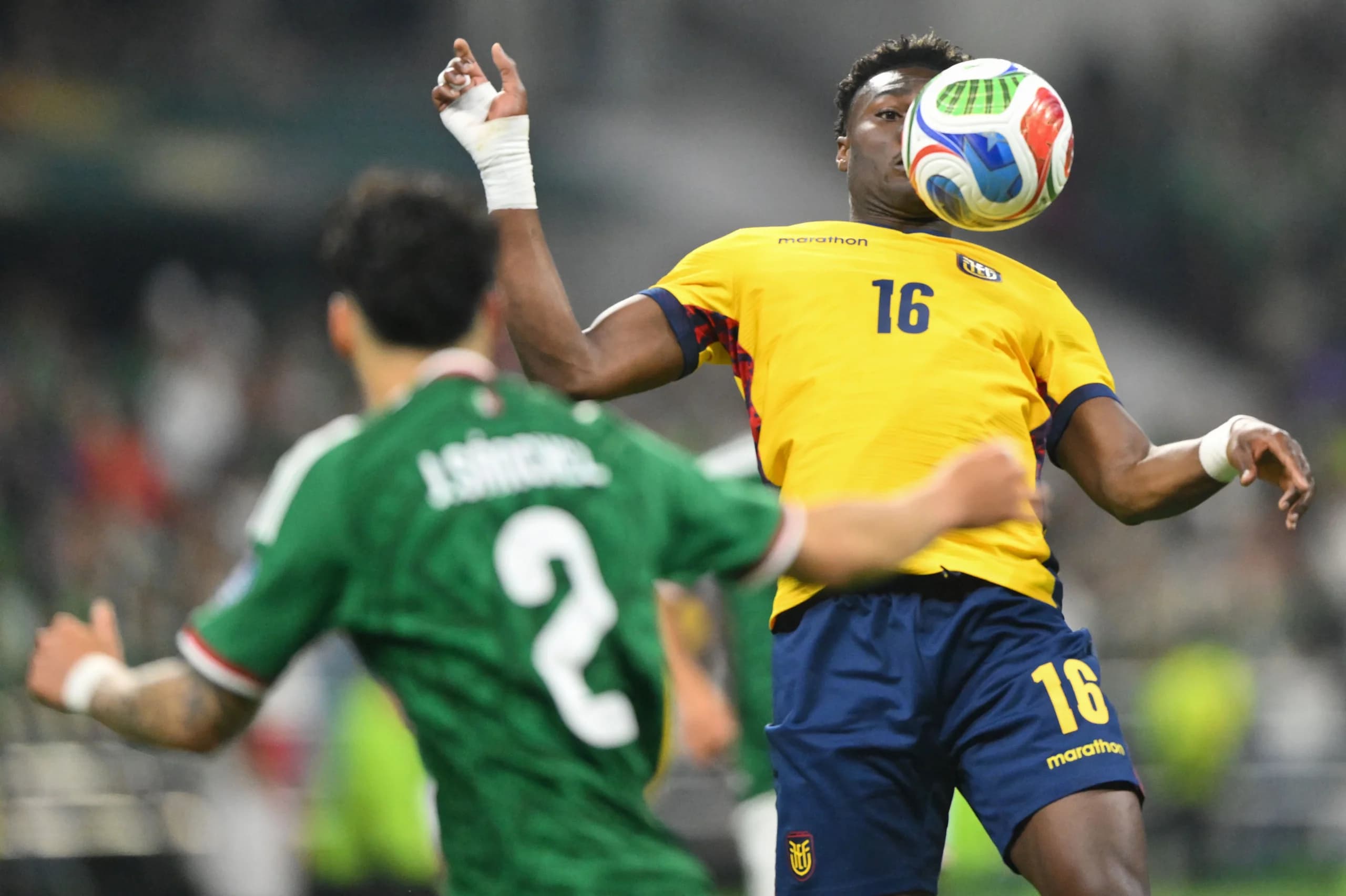 Pesepak bola Timnas Ekuador Jordy Caicedo (kanan) mengontrol bola dengan dibayangi pesepakbola Timnas Meksiko Jorge Sanchez (kiri) dalam pertandingan 32 besar Piala Dunia 2026 di Stadion Azteca, Mexico City, Meksiko Pesepak bola Timnas Ekuador Jordy Caicedo (kanan) mengontrol bola dengan dibayangi pesepakbola Timnas Meksiko Jorge Sanchez (kiri) dalam pertandingan 32 besar Piala Dunia 2026 di Stadion Azteca, Mexico City, Meksiko