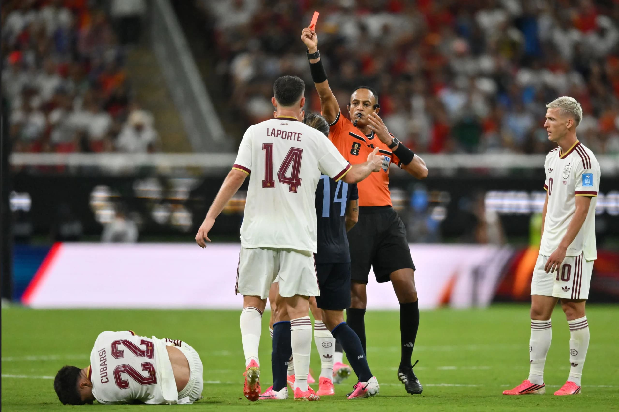 Wasit asal Amerika Serikat Ismail Effath (kedua kanan) memberikan kartu merah kepada pesepak bola Timnas Uruguay Agustin Canobbio (ketiga kiri) usai melanggar pesepak bola Timnas Spanyol Pau Cubarsi (kiri) dalam pertandingan Grup H Piala Dunia 2026 di di Stadion Akron, Guadalajara, Meksiko Wasit asal Amerika Serikat Ismail Effath (kedua kanan) memberikan kartu merah kepada pesepak bola Timnas Uruguay Agustin Canobbio (ketiga kiri) usai melanggar pesepak bola Timnas Spanyol Pau Cubarsi (kiri) dalam pertandingan Grup H Piala Dunia 2026 di di Stadion Akron, Guadalajara, Meksiko