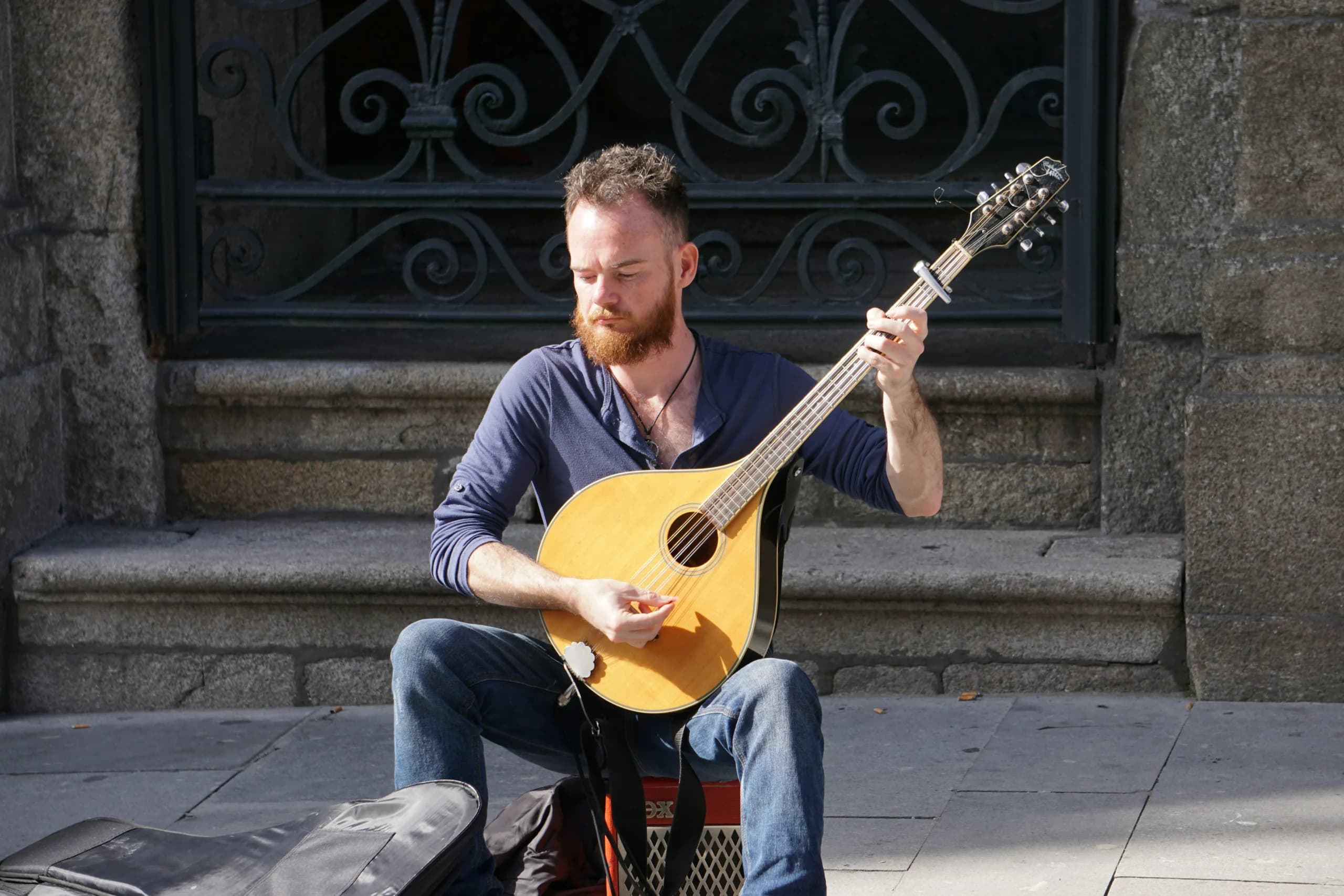 Gitar Portugal yang menjadi alat musik khas musik Fado Gitar Portugal yang menjadi alat musik khas musik Fado