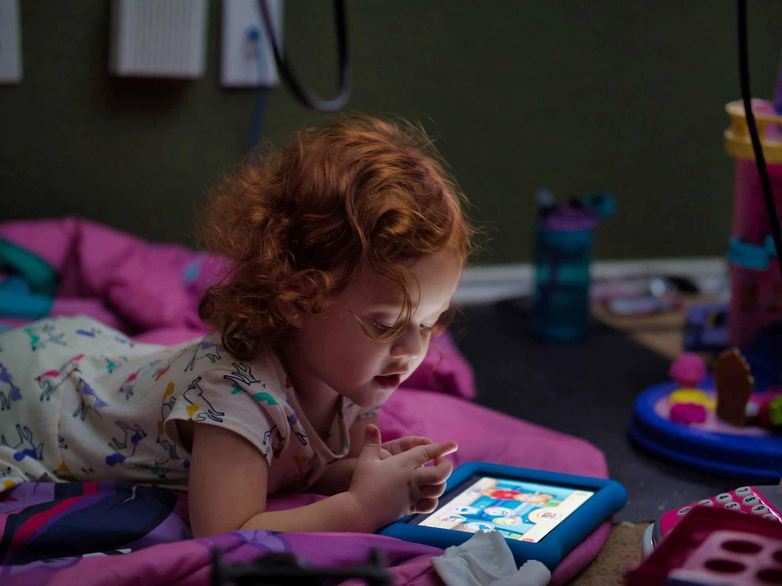 Ilustrasi anak menggunakan gadget Ilustrasi anak menggunakan gadget