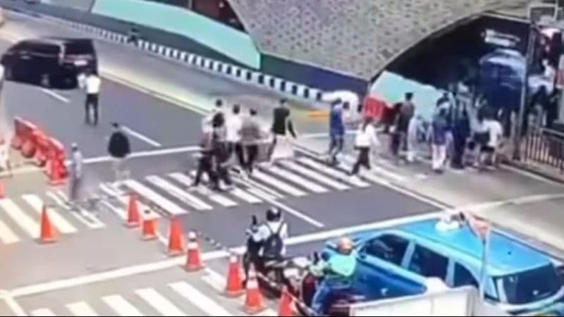 Mobil Toyota Alphard yang viral di media sosial. Mobil Toyota Alphard yang viral di media sosial.