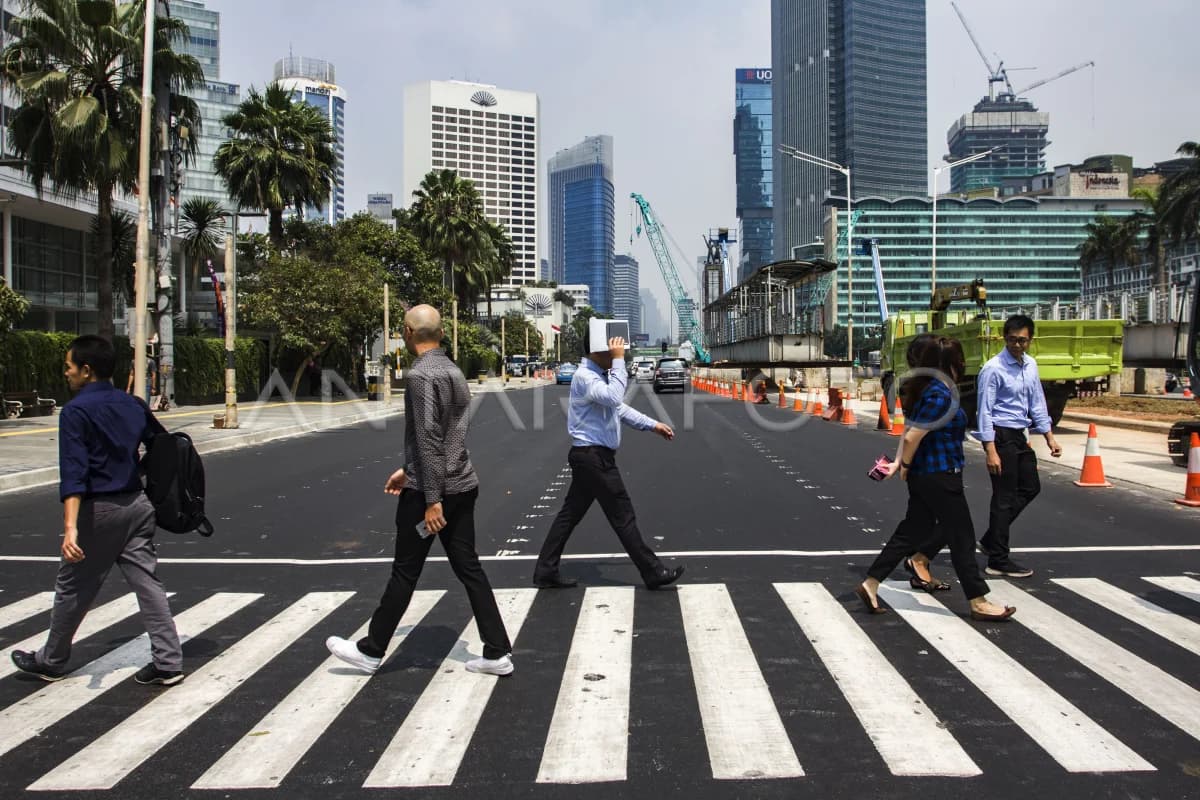 Pejalan kaki melintasi "pelican crossing" untuk menyeberang jalan di kawasan Bundaran Hotel Indonesia, Jakarta, Selasa (31/7/2018). Pejalan kaki melintasi "pelican crossing" untuk menyeberang jalan di kawasan Bundaran Hotel Indonesia, Jakarta, Selasa (31/7/2018).