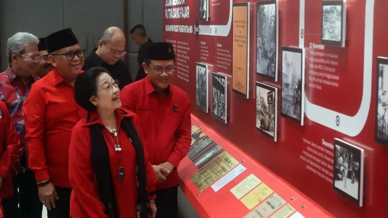 Ketua Umum DPP PDIP Megawati Soekarnoputri (kedua kanan) didampingi Sekjen PDIP Hasto Kristiyanto (kedua kiri). ANTARA FOTO/Yulius Satria Wijaya Ketua Umum DPP PDIP Megawati Soekarnoputri (kedua kanan) didampingi Sekjen PDIP Hasto Kristiyanto (kedua kiri). ANTARA FOTO/Yulius Satria Wijaya