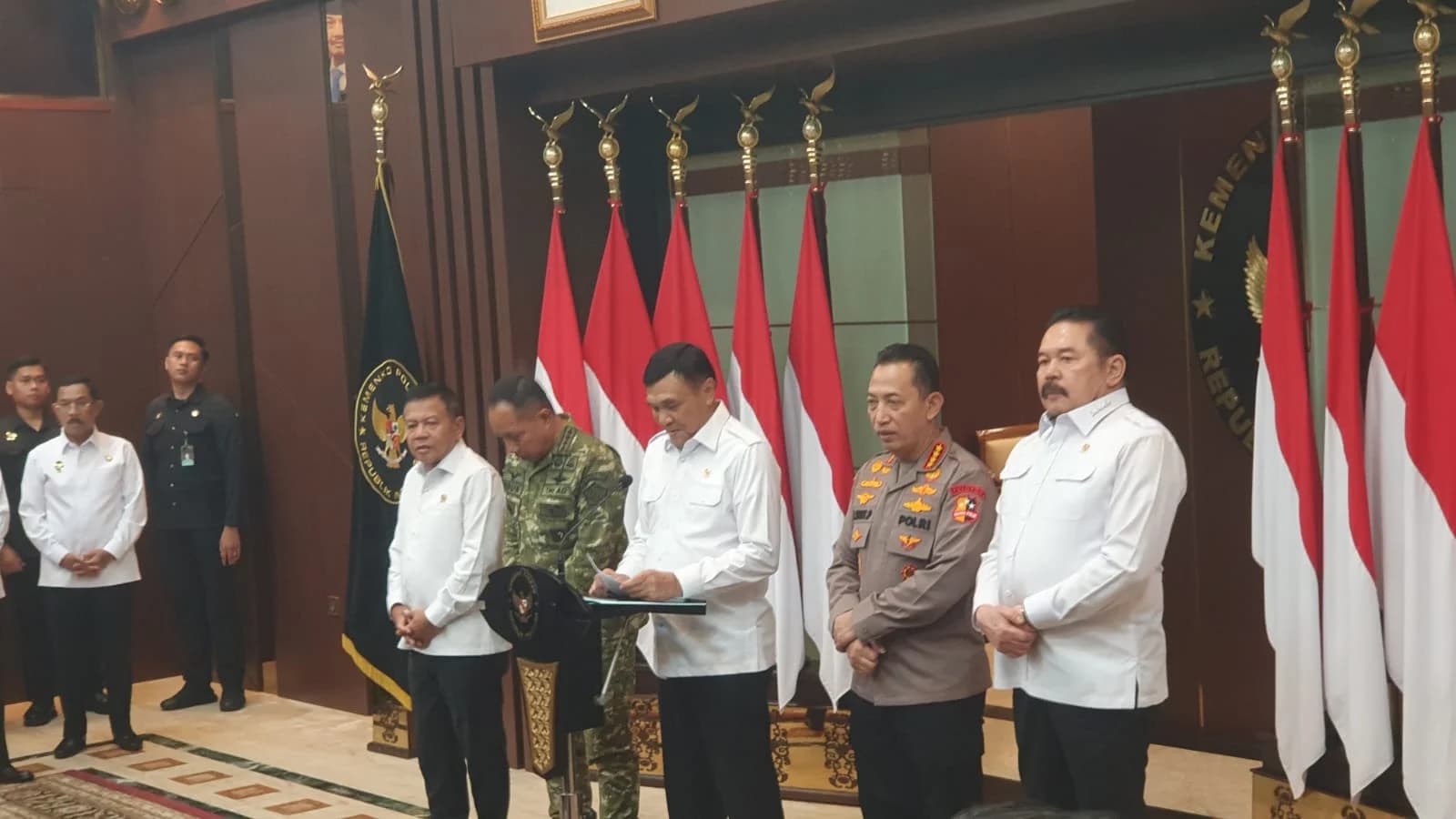 Menko Polkam Djamari Chaniago setelah melakukan rapat koordinasi dengan Kapolri, Jaksa Agung, dan Panglima TNI mengomentari fenomena pemasangan pagar tinggi di pusat perbelanjaan. (Sumber: Istimewa) Menko Polkam Djamari Chaniago setelah melakukan rapat koordinasi dengan Kapolri, Jaksa Agung, dan Panglima TNI mengomentari fenomena pemasangan pagar tinggi di pusat perbelanjaan. (Sumber: Istimewa)