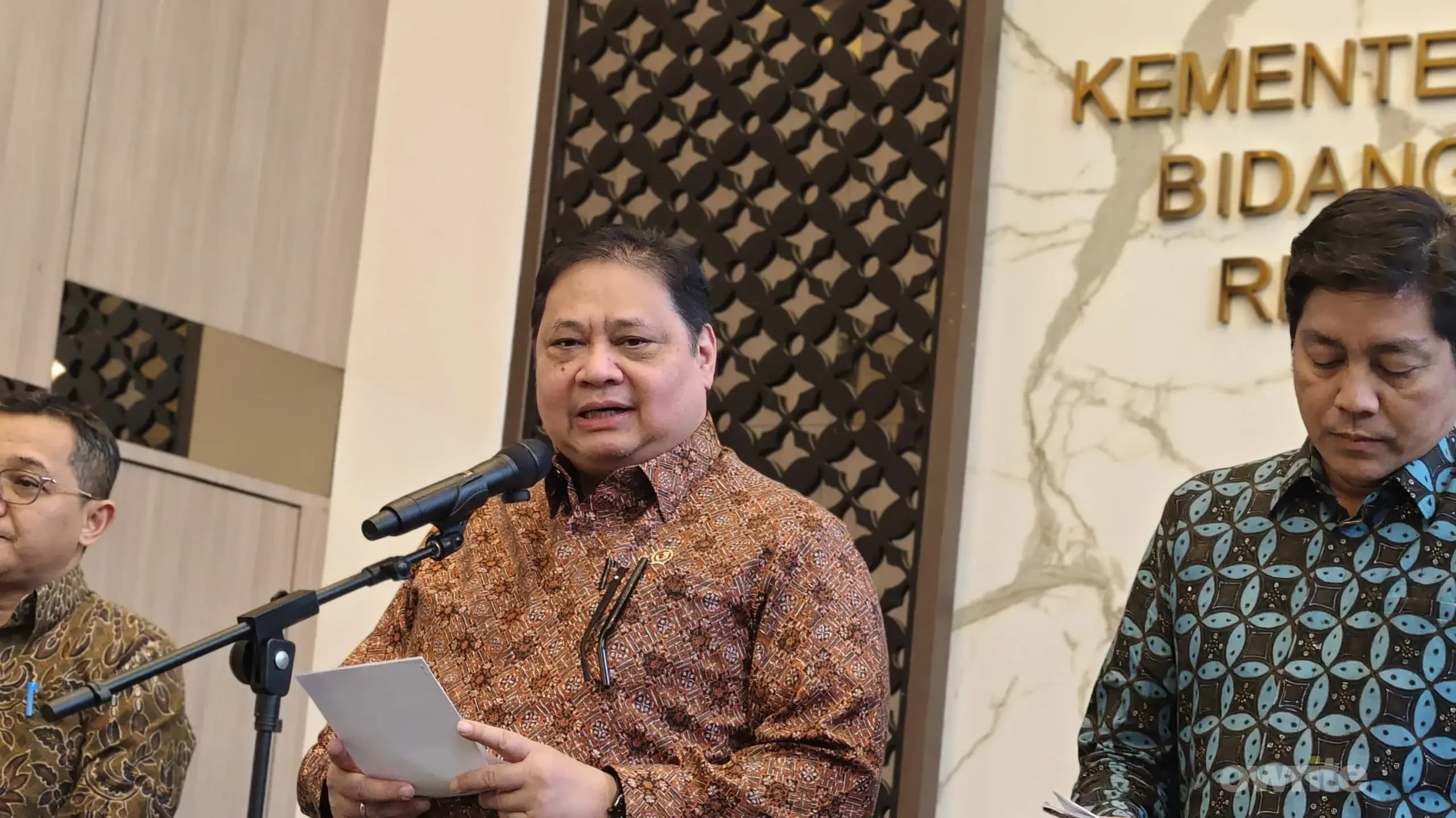 Menteri Koordinator Bidang Perekonomian Airlangga Hartarto konpres di kantornya. (sumber: Owrite/Anisa Aulia) Menteri Koordinator Bidang Perekonomian Airlangga Hartarto konpres di kantornya. (sumber: Owrite/Anisa Aulia)