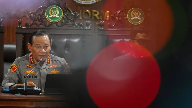 Kapolda Metro Jaya Komjen Pol. Asep Edi Suheri menyampaikan keterangan pers terkait pemblokiran rekening aktivis Pati, Botok di Kompleks Parlemen, Senayan. Kapolda Metro Jaya Komjen Pol. Asep Edi Suheri menyampaikan keterangan pers terkait pemblokiran rekening aktivis Pati, Botok di Kompleks Parlemen, Senayan.