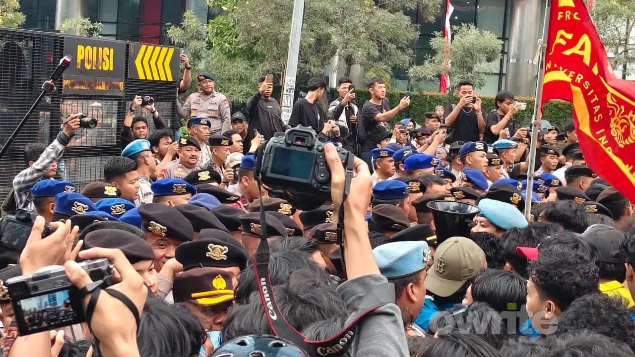 Massa aksi Badan Eksekutif Mahasiswa Universitas Indonesia (BEM UI) yang berencana menggelar aksi demonstrasi di kawasan Bundaran Hotel Indonesia (HI), Jakarta Pusat, tertahan di sekitar depan Gedung UOB terlibat saling dorong dengan aparat keamanan Massa aksi Badan Eksekutif Mahasiswa Universitas Indonesia (BEM UI) yang berencana menggelar aksi demonstrasi di kawasan Bundaran Hotel Indonesia (HI), Jakarta Pusat, tertahan di sekitar depan Gedung UOB terlibat saling dorong dengan aparat keamanan