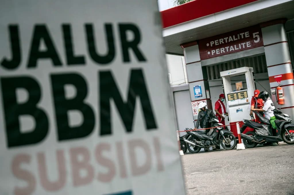 Petugas melayani pengisian bahan bakar minyak (BBM) jenis Pertalite di SPBU Jalan Majapahit, Semarang, Jawa Tengah, Selasa (18/8/2026). Petugas melayani pengisian bahan bakar minyak (BBM) jenis Pertalite di SPBU Jalan Majapahit, Semarang, Jawa Tengah, Selasa (18/8/2026).