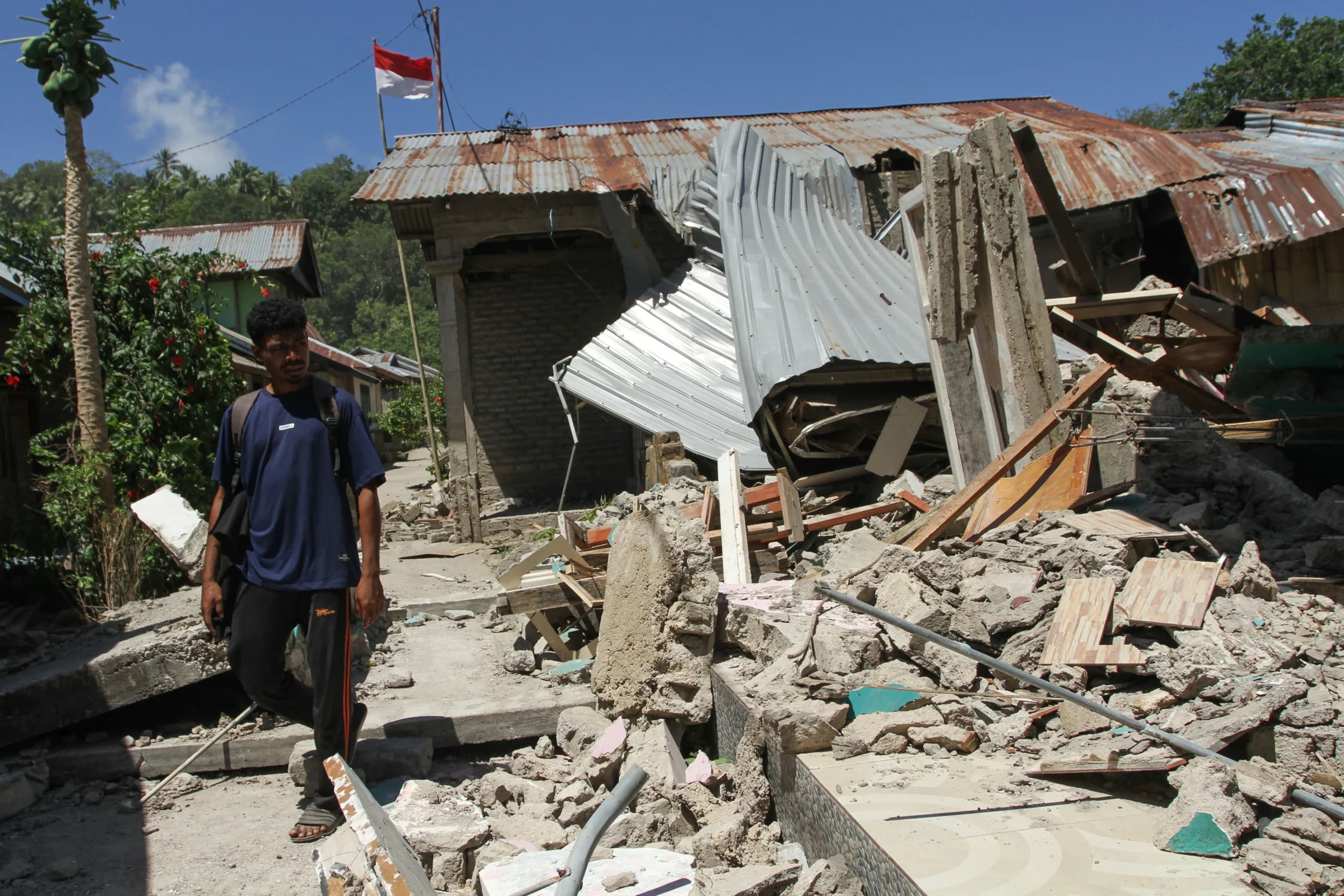 Warga melintas di samping bangunan rumah yang roboh akibat gempa bumi magnitudo 7,7 di Pulau Palue, Kabupaten Sikka, NTT, Rabu (19/8/2026). Warga melintas di samping bangunan rumah yang roboh akibat gempa bumi magnitudo 7,7 di Pulau Palue, Kabupaten Sikka, NTT, Rabu (19/8/2026).