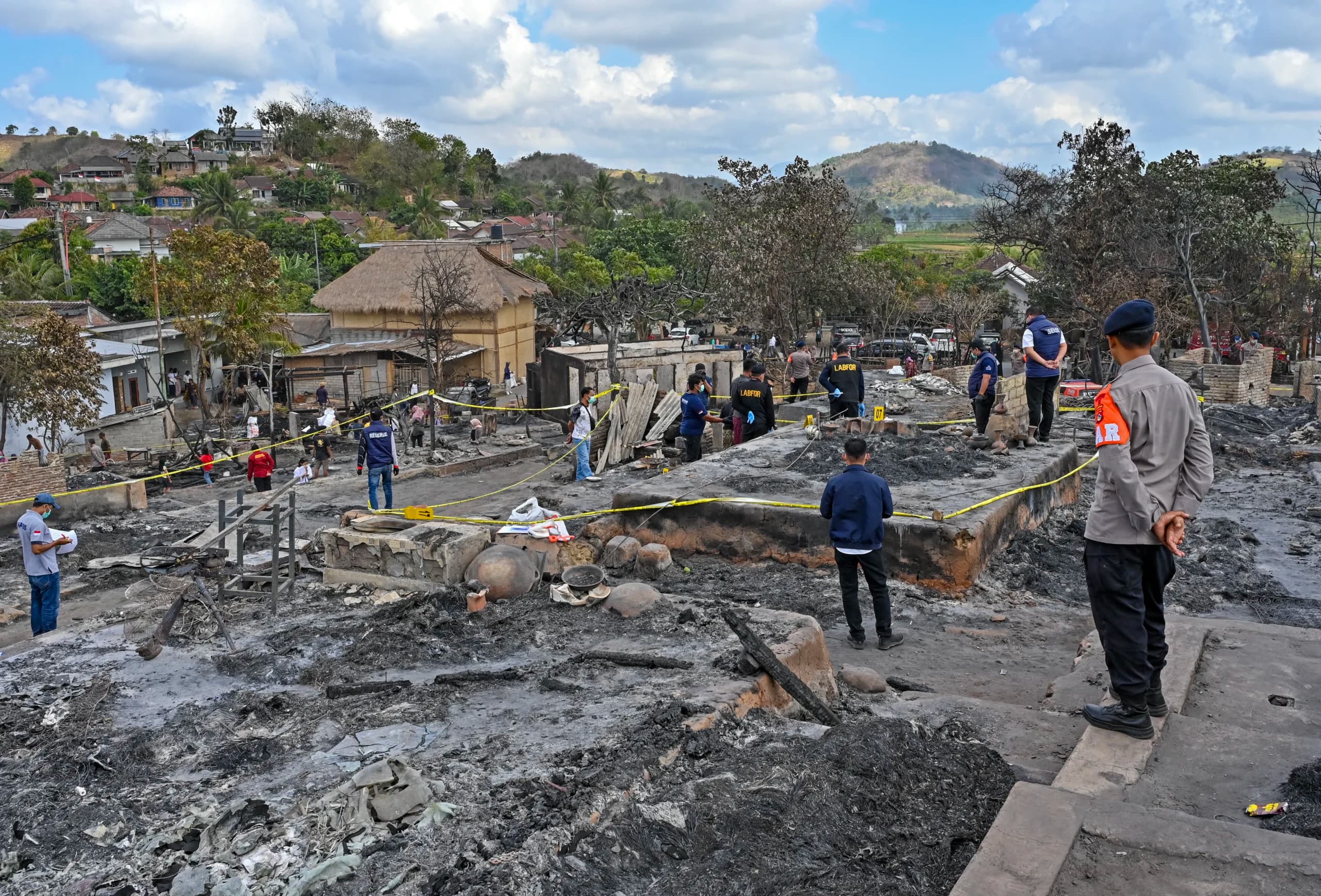 Personel Tim Laboratorium Forensik (Labfor) Polda Bali melakukan olah Tempat Kejadian Perkara (TKP) kebakaran Desa adat Sade, Rembitan, Kecamatan Pujut, Praya, Lombok Tengah, NTB. (Sumber: Antara Foto/Ahmad Subaidi/YU) Personel Tim Laboratorium Forensik (Labfor) Polda Bali melakukan olah Tempat Kejadian Perkara (TKP) kebakaran Desa adat Sade, Rembitan, Kecamatan Pujut, Praya, Lombok Tengah, NTB. (Sumber: Antara Foto/Ahmad Subaidi/YU)