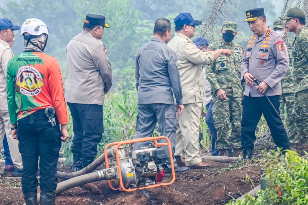 Presiden Prabowo Subianto (tengah) berbincang dengan Kapolri Jendral Pol Listyo Sigit Prabowo (kedua kanan) dan Panglima TNI Jenderal TNI Agus Subiyanto (kanan) saat meninjau lokasi kebakaran hutan dan lahan (karhutla) di Kawasan Kubu Raya, Pontianak, Kalimantan Barat Presiden Prabowo Subianto (tengah) berbincang dengan Kapolri Jendral Pol Listyo Sigit Prabowo (kedua kanan) dan Panglima TNI Jenderal TNI Agus Subiyanto (kanan) saat meninjau lokasi kebakaran hutan dan lahan (karhutla) di Kawasan Kubu Raya, Pontianak, Kalimantan Barat