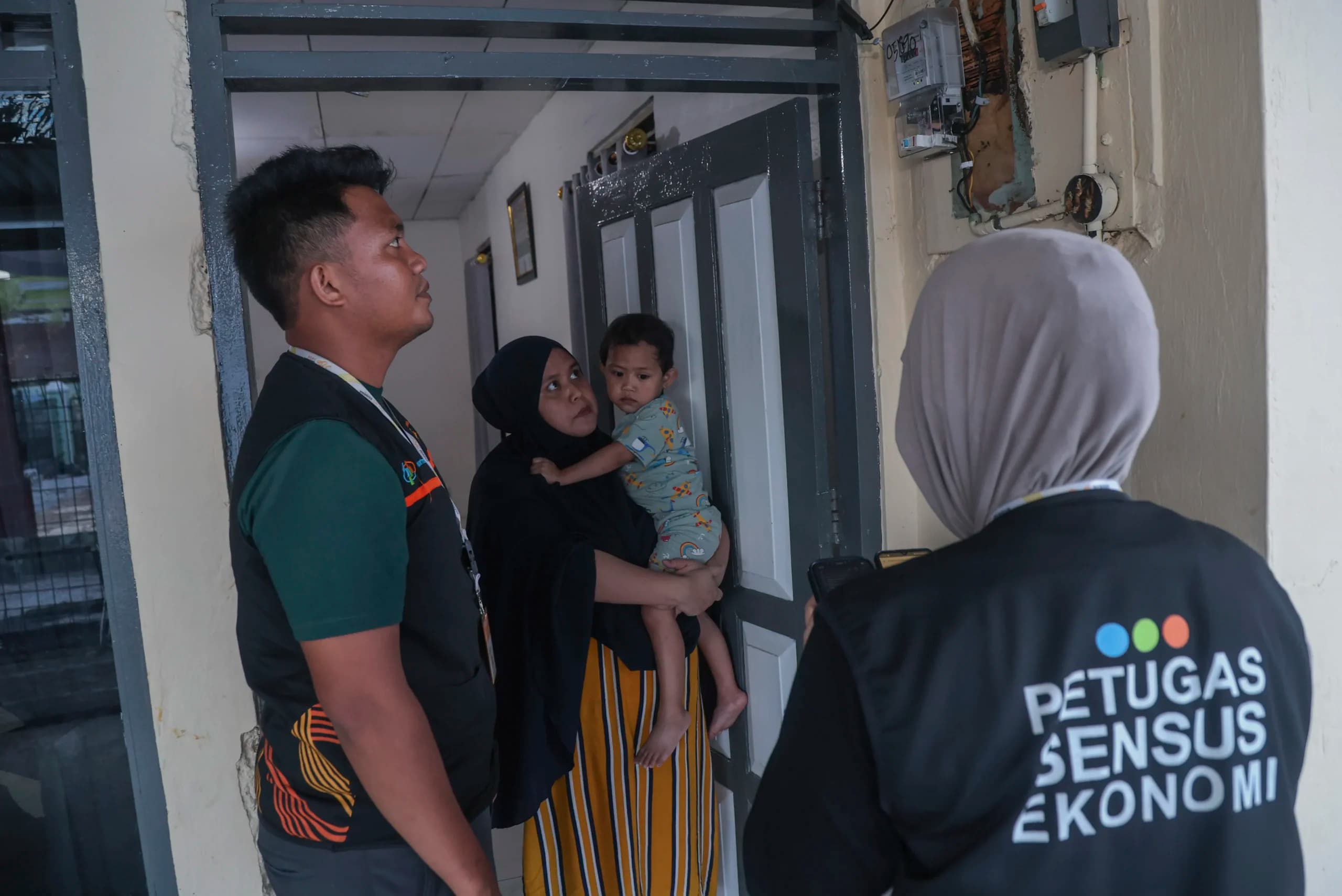 Petugas sensus mendata meteran listrik rumah warga saat melaksanakan Sensus Ekonomi 2026 di Kelurahan Maliaro, Ternate, Maluku Utara. (Sumber: Antara Foto/Andri Saputra/hma) Petugas sensus mendata meteran listrik rumah warga saat melaksanakan Sensus Ekonomi 2026 di Kelurahan Maliaro, Ternate, Maluku Utara. (Sumber: Antara Foto/Andri Saputra/hma)