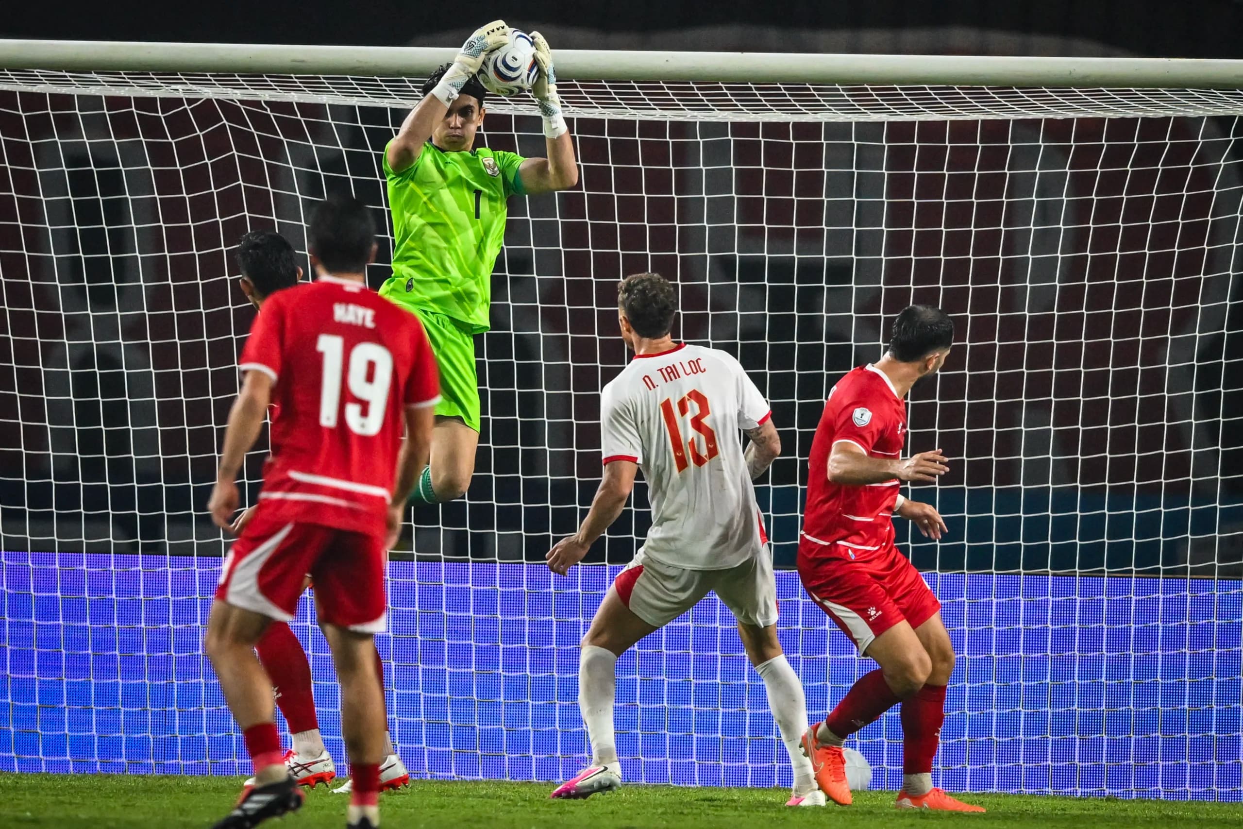 Kiper Timnas Indonesia Nadeo Arga Winata (tengah) menangkap bola saat melawan Timnas Vietnam pada pertandingan Grup A Piala AFF 2026 di Stadion Gelora Pakansari, Kabupaten Bogor, Jawa Barat, Kiper Timnas Indonesia Nadeo Arga Winata (tengah) menangkap bola saat melawan Timnas Vietnam pada pertandingan Grup A Piala AFF 2026 di Stadion Gelora Pakansari, Kabupaten Bogor, Jawa Barat,
