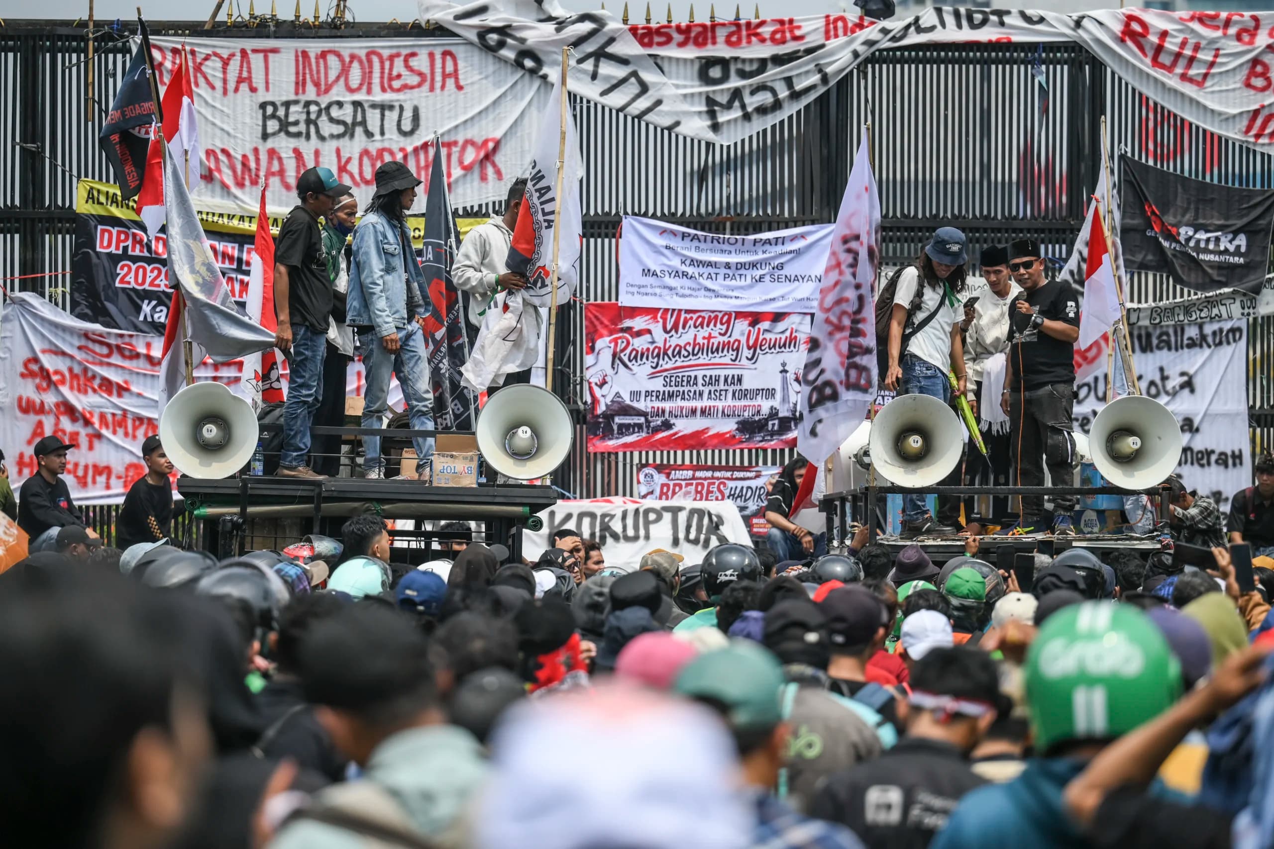 Aliansi Masyarakat Pati Bersatu (AMPB) berunjuk rasa di depan Gedung MPR/DPR/DPD di Jakarta, Kamis (27/8/2026). Aliansi Masyarakat Pati Bersatu (AMPB) berunjuk rasa di depan Gedung MPR/DPR/DPD di Jakarta, Kamis (27/8/2026).
