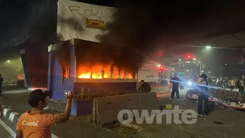 Pos Polisi di Petamburan, Jakarta Dibakar Massa. Pos Polisi di Petamburan, Jakarta Dibakar Massa.