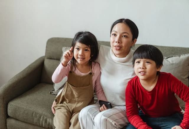 Ibu dan kedua anaknya saat menonton film. (Sumber: Pexels/Ketut Subiyanto) Ibu dan kedua anaknya saat menonton film. (Sumber: Pexels/Ketut Subiyanto)