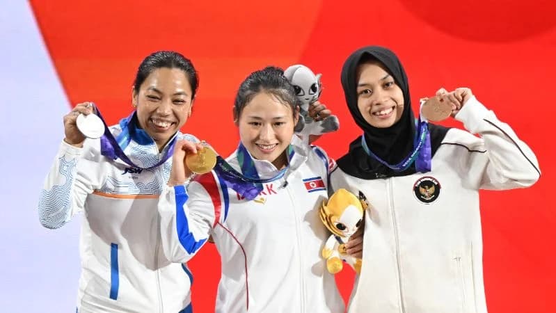 Lifter putri Indonesia Luluk Diana Tri Wijayana (kanan), perlihatkan medali usai bertanding pada final kelas 49 kilogram angkat besi putri Asian Games Aichi-Nagoya 2026. Lifter putri Indonesia Luluk Diana Tri Wijayana (kanan), perlihatkan medali usai bertanding pada final kelas 49 kilogram angkat besi putri Asian Games Aichi-Nagoya 2026.