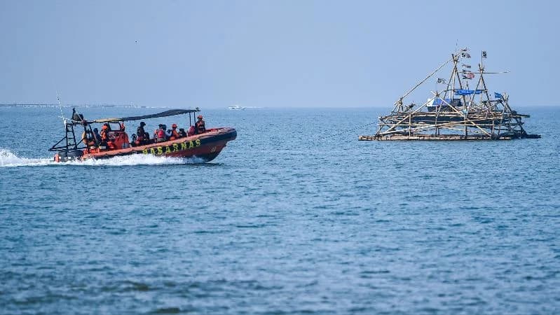 Sejumlah personel Basarnas menggunakan Rigid Inflatable Boat (RIB) 02 Banten bertolak untuk mencari jurnalis yang hilang kontak. Sejumlah personel Basarnas menggunakan Rigid Inflatable Boat (RIB) 02 Banten bertolak untuk mencari jurnalis yang hilang kontak.