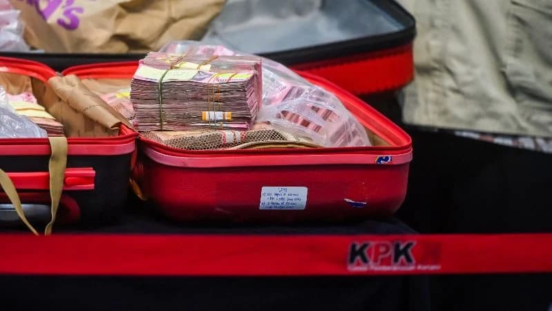 Barang bukti berupa uang tunai diperlihatkan saat konferensi pers terkait operasi tangkap tangan (OTT) kasus dugaan korupsi HGB Summarecon di Gedung Merah Putih KPK, Jakarta. Barang bukti berupa uang tunai diperlihatkan saat konferensi pers terkait operasi tangkap tangan (OTT) kasus dugaan korupsi HGB Summarecon di Gedung Merah Putih KPK, Jakarta.