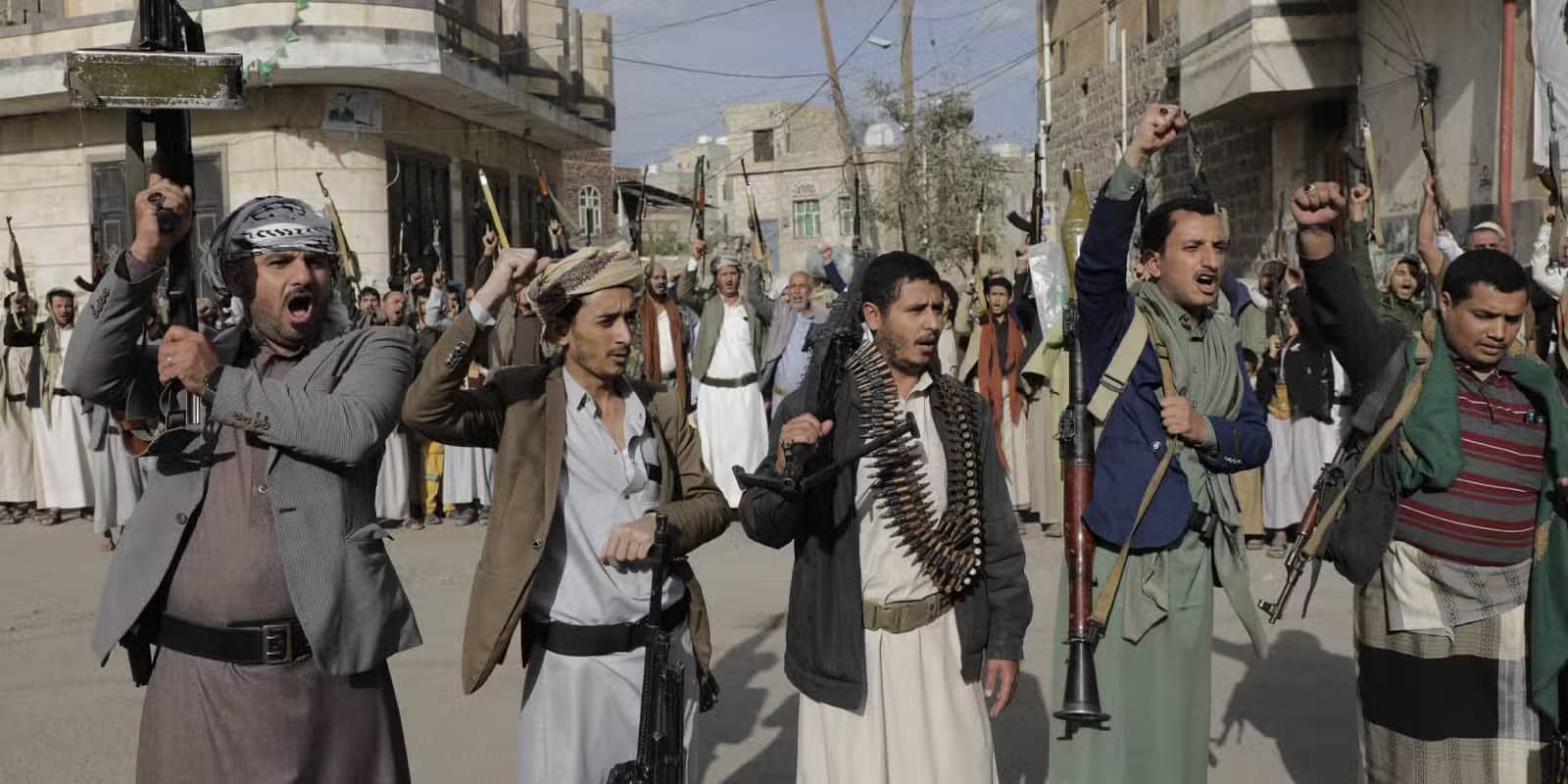 Pasukan Houthi mengangkat senjata. Pasukan Houthi mengangkat senjata.