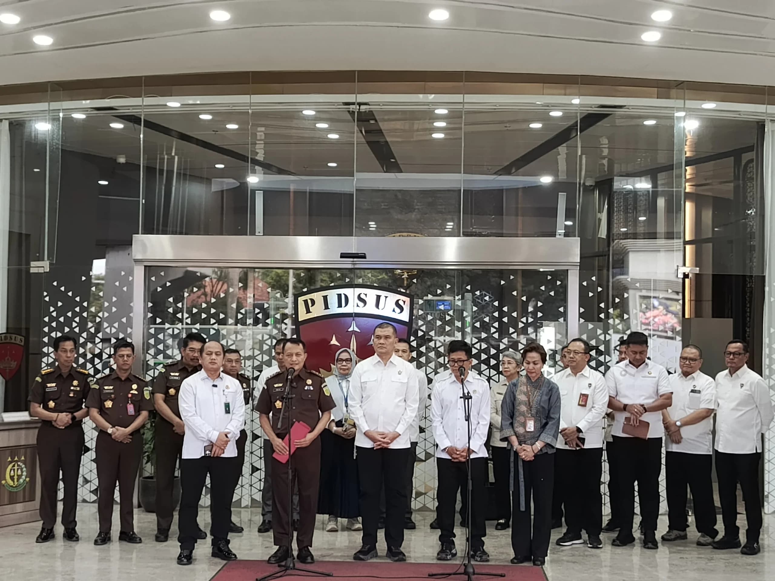 Jamwas Kejagung Rudi Margono (kemeja cokelat) menyatakan penyidikan perkara korupsi eks Jampidsus Febrie Adriansyah cs. telah rampung. Jamwas Kejagung Rudi Margono (kemeja cokelat) menyatakan penyidikan perkara korupsi eks Jampidsus Febrie Adriansyah cs. telah rampung.