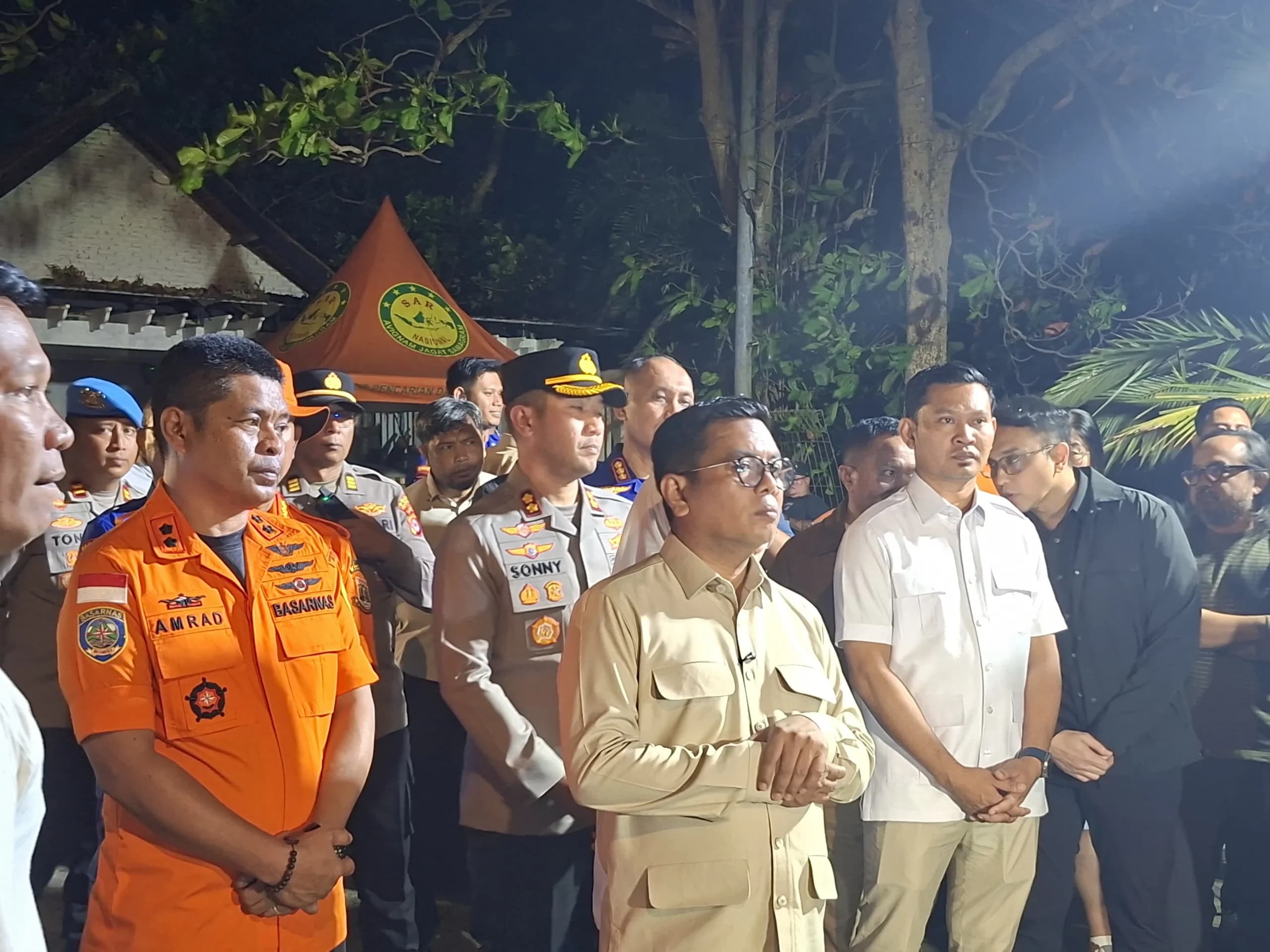Gubernur Banten Andra Soni menyatakan operasi pencarian rombongan jurnalis yang hilang kontak dihentikan. Gubernur Banten Andra Soni menyatakan operasi pencarian rombongan jurnalis yang hilang kontak dihentikan.