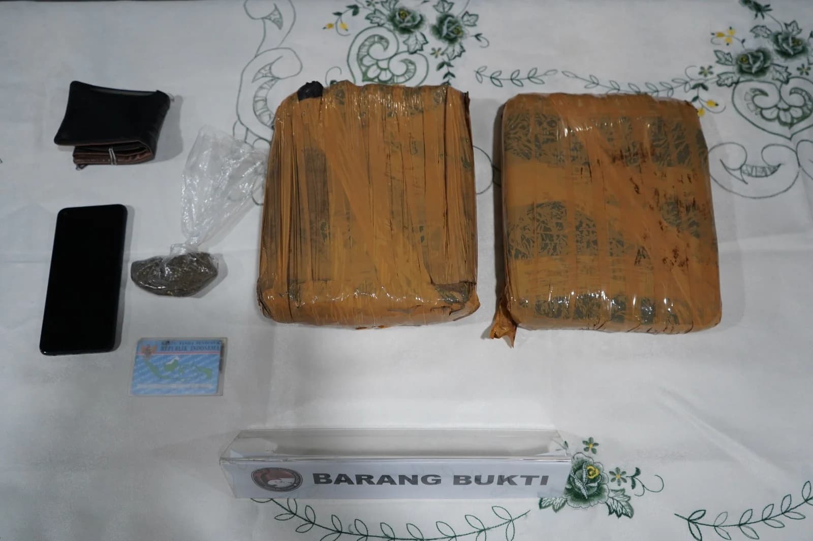 Polisi menyita ganja siap edar, ponsel, KTP, dan dompet dalam pengungkapan peredaran narkotika di Duren Sawit, Jakarta Timur, 14 September 2026. Polisi menyita ganja siap edar, ponsel, KTP, dan dompet dalam pengungkapan peredaran narkotika di Duren Sawit, Jakarta Timur, 14 September 2026.