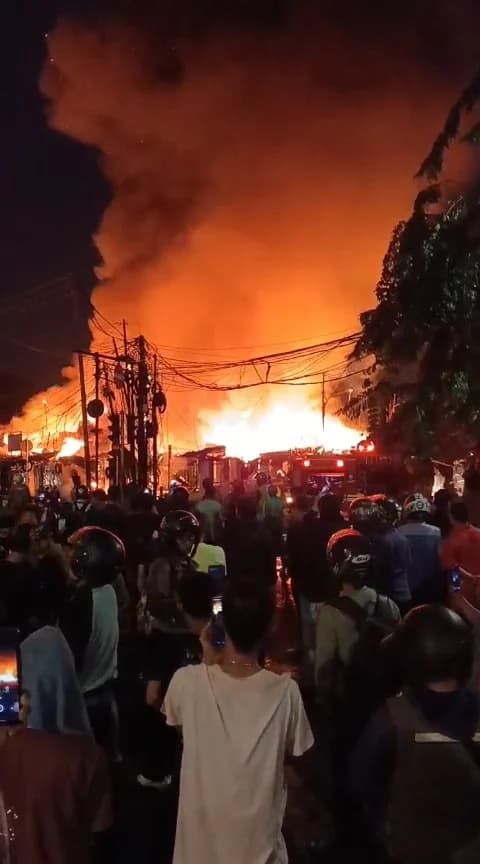Kebakaran melanda pemukiman warga di kawasan Jakarta Selatan. Kebakaran melanda pemukiman warga di kawasan Jakarta Selatan.