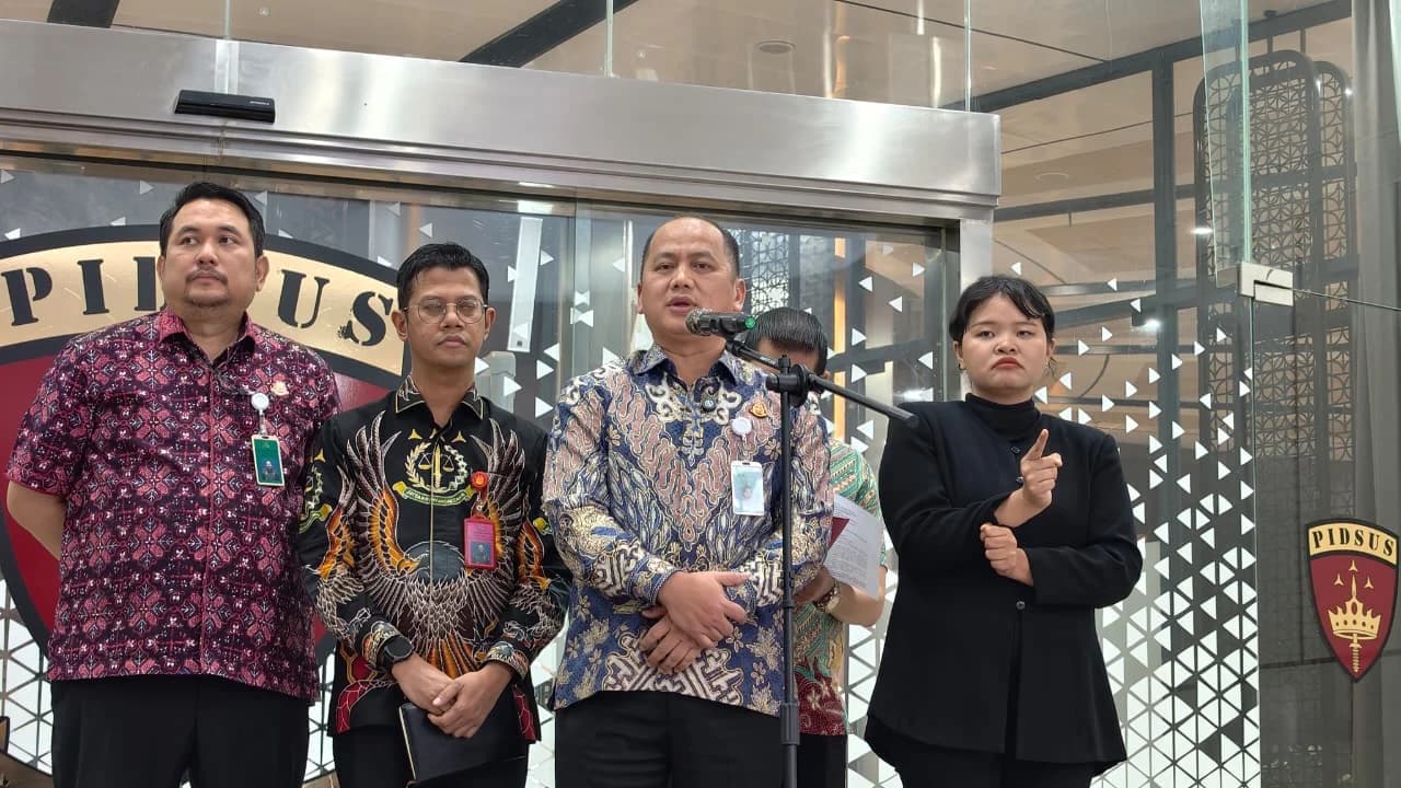 Kapuspenkum Anang Supriatna mengatakan Kejagung telah menetapkan korporasi PT CNI dan empat orang tersangka kasus dugaan korupsi tata kelola komoditas nikel 2017-2020. Kapuspenkum Anang Supriatna mengatakan Kejagung telah menetapkan korporasi PT CNI dan empat orang tersangka kasus dugaan korupsi tata kelola komoditas nikel 2017-2020.