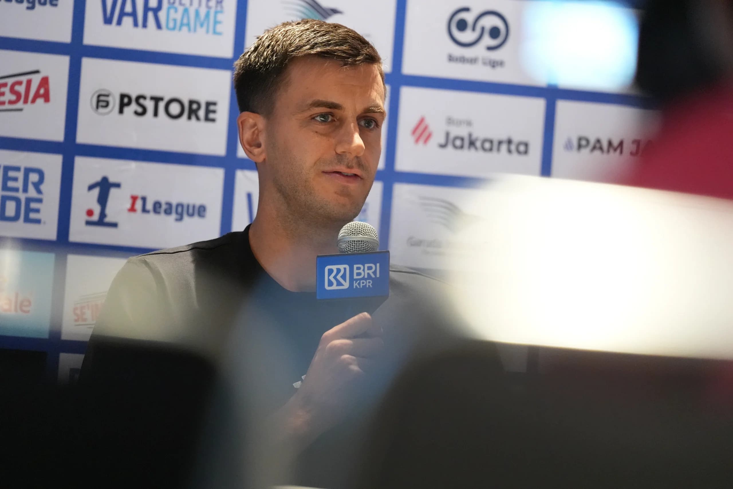 Striker Persija Jakarta Alexander Jeremejeff dalam konferensi pers, 18 September 2026. Striker Persija Jakarta Alexander Jeremejeff dalam konferensi pers, 18 September 2026.