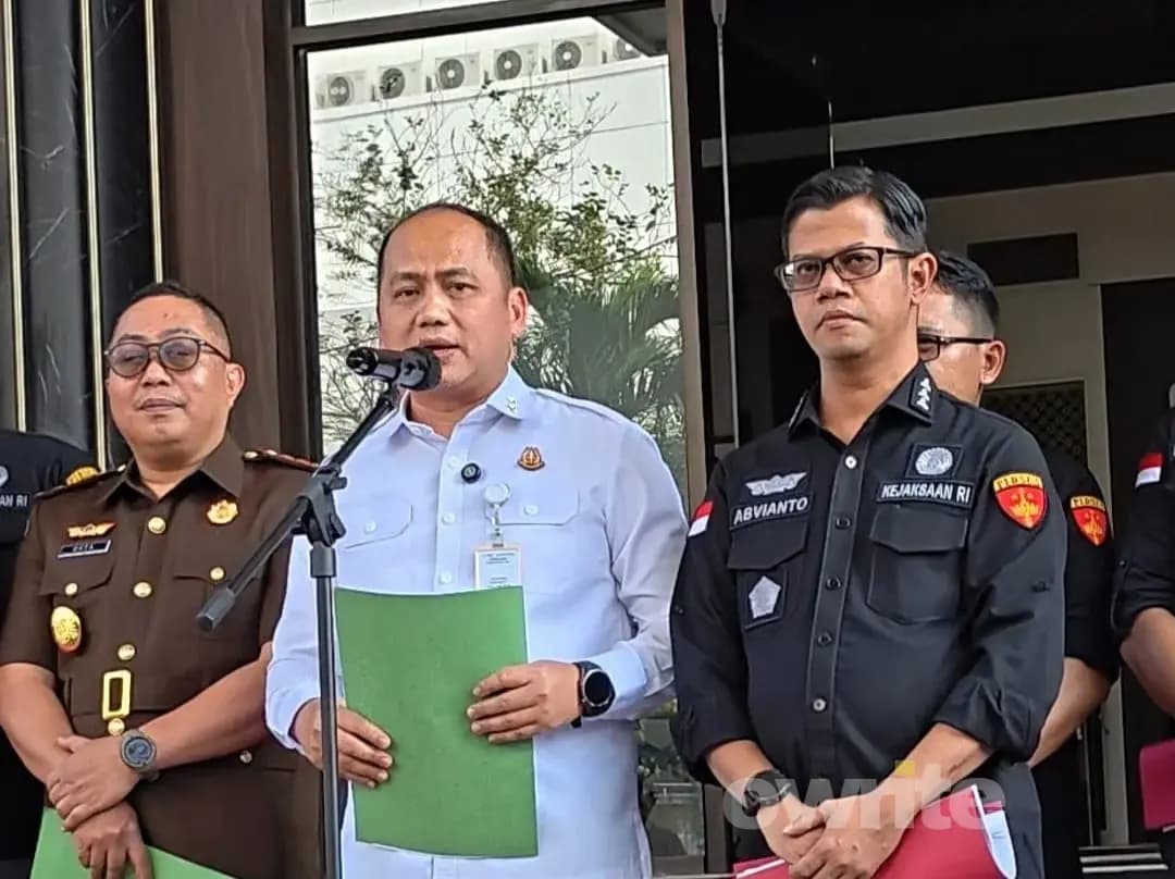 Kapuspenkum Kejagung Anang Supriatna (kemeja putih) memberikan keterangan usai pelimpahan tahap dua kasus tata kelola MBG, 29 September 2026. Kapuspenkum Kejagung Anang Supriatna (kemeja putih) memberikan keterangan usai pelimpahan tahap dua kasus tata kelola MBG, 29 September 2026.
