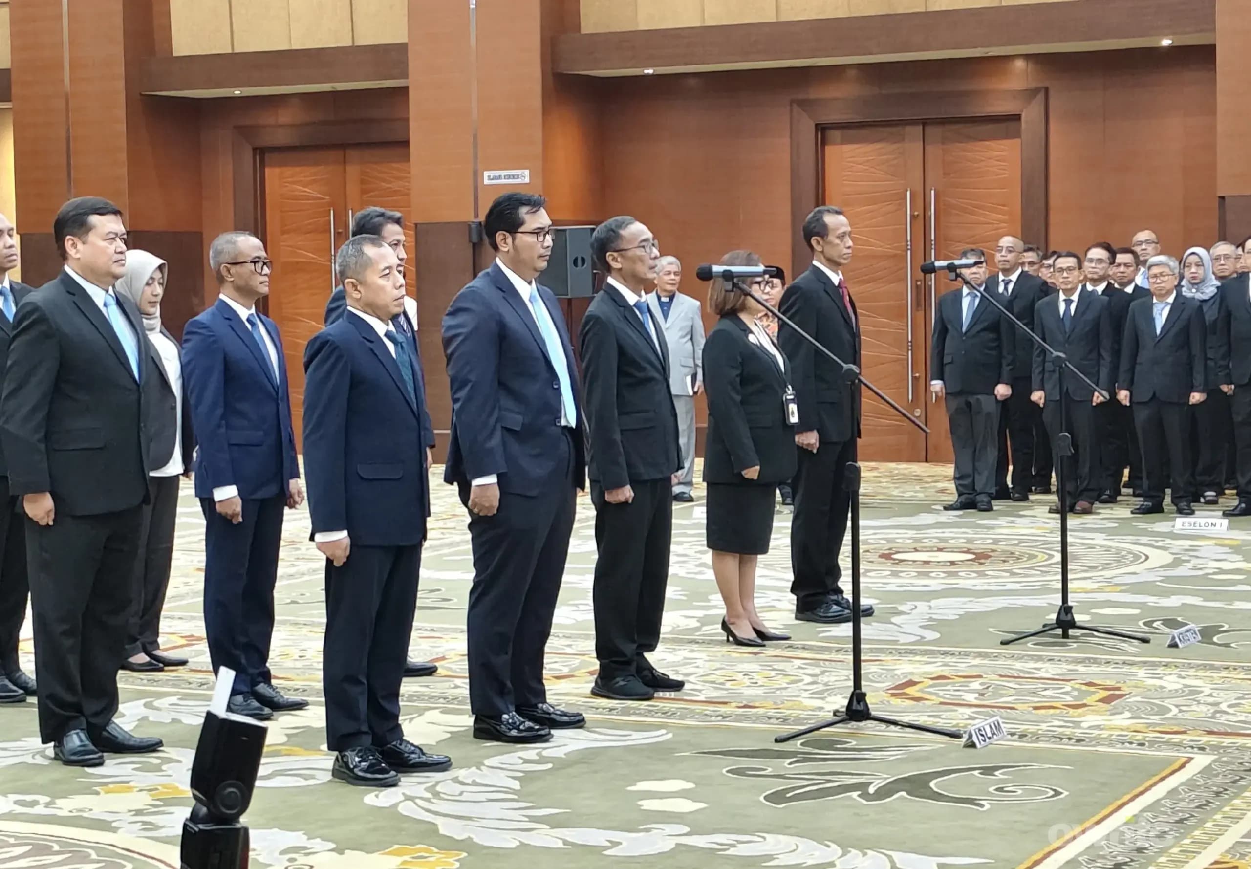 Pelantikan Pejabat Eselon II dan III oleh Menteri Keuangan Suahasil Nazara di Kemenkeu (sumber: Owrite/Anisa Aulia) Pelantikan Pejabat Eselon II dan III oleh Menteri Keuangan Suahasil Nazara di Kemenkeu (sumber: Owrite/Anisa Aulia)