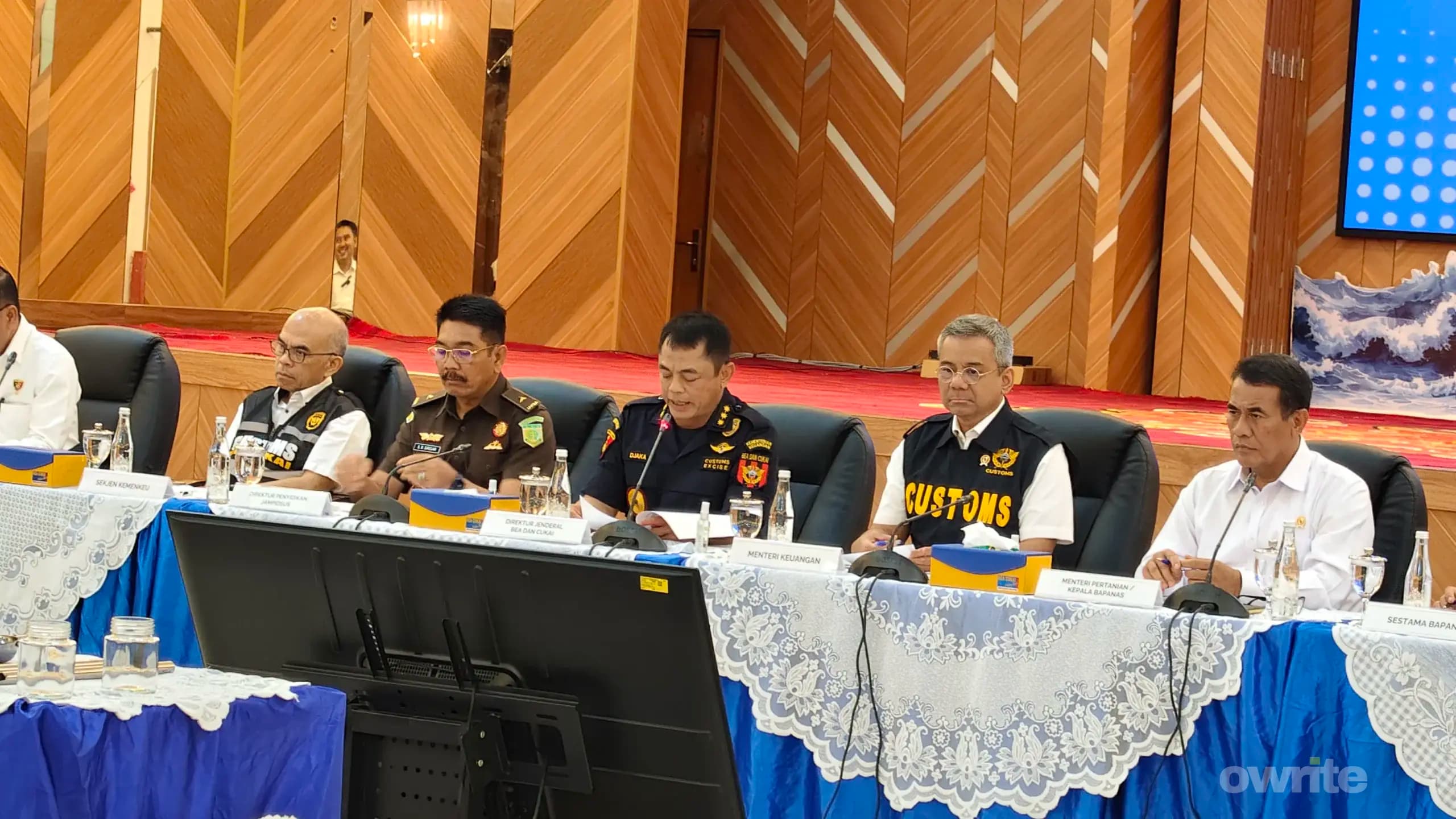 Konferensi pers penindakan impor ilegal beras, garam, dan balpres di Kantor Bea dan Cukai (sumber: Owrite/Anisa Aulia) Konferensi pers penindakan impor ilegal beras, garam, dan balpres di Kantor Bea dan Cukai (sumber: Owrite/Anisa Aulia)