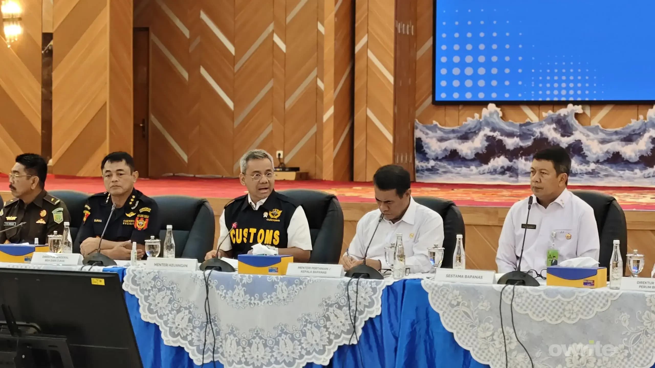 Menteri Keuangan Suahasil Nazara dalam konferensi pers penindakan barang ilegal (sumber: Owrite/Anisa Aulia) Menteri Keuangan Suahasil Nazara dalam konferensi pers penindakan barang ilegal (sumber: Owrite/Anisa Aulia)