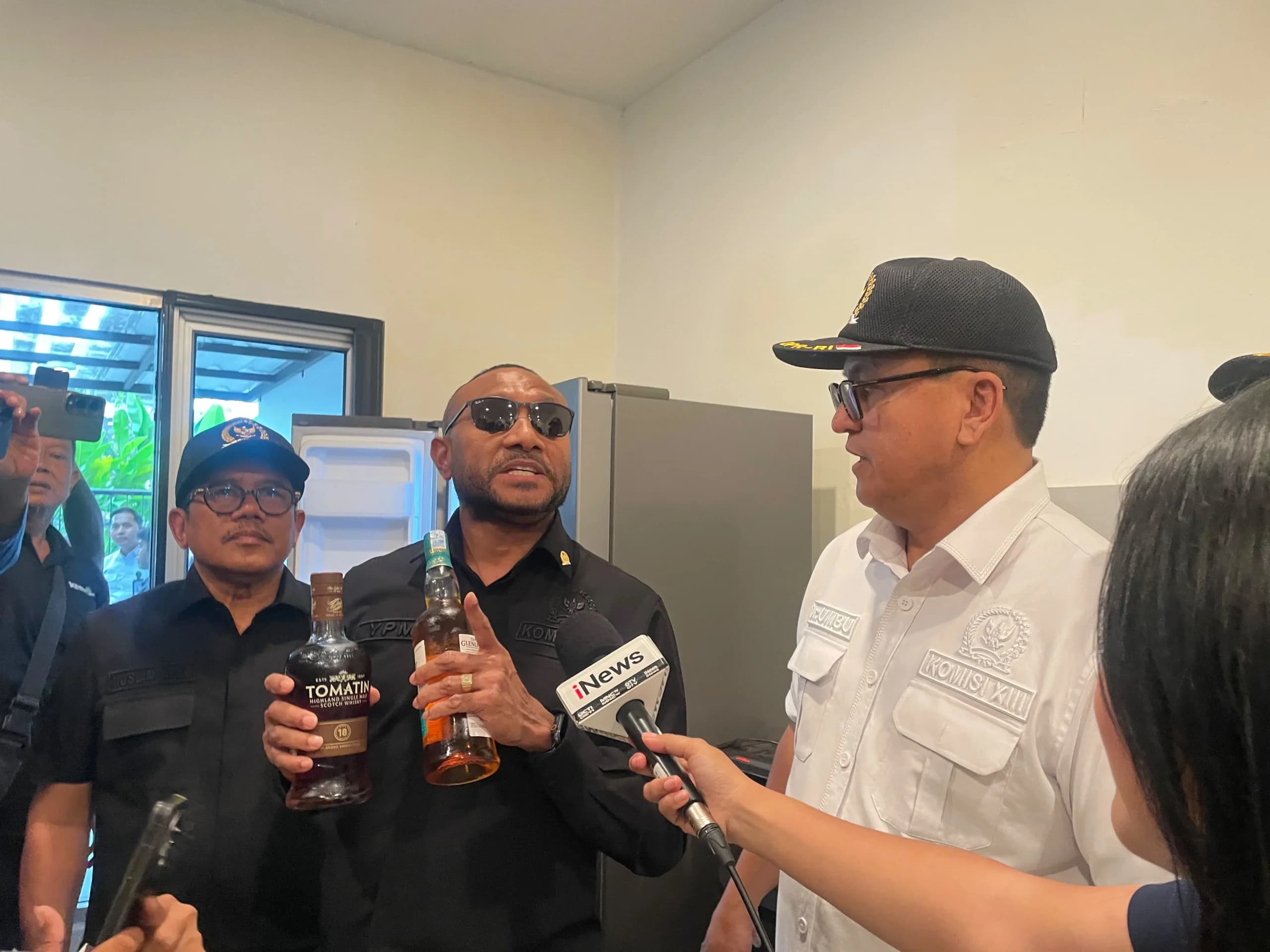 Anggota Komisi XIII Yan Mandenas Menunjukan Dua Botol Minuman Keres yang Ditemukan di Lapas Cibinong saat Sidak. Anggota Komisi XIII Yan Mandenas Menunjukan Dua Botol Minuman Keres yang Ditemukan di Lapas Cibinong saat Sidak.