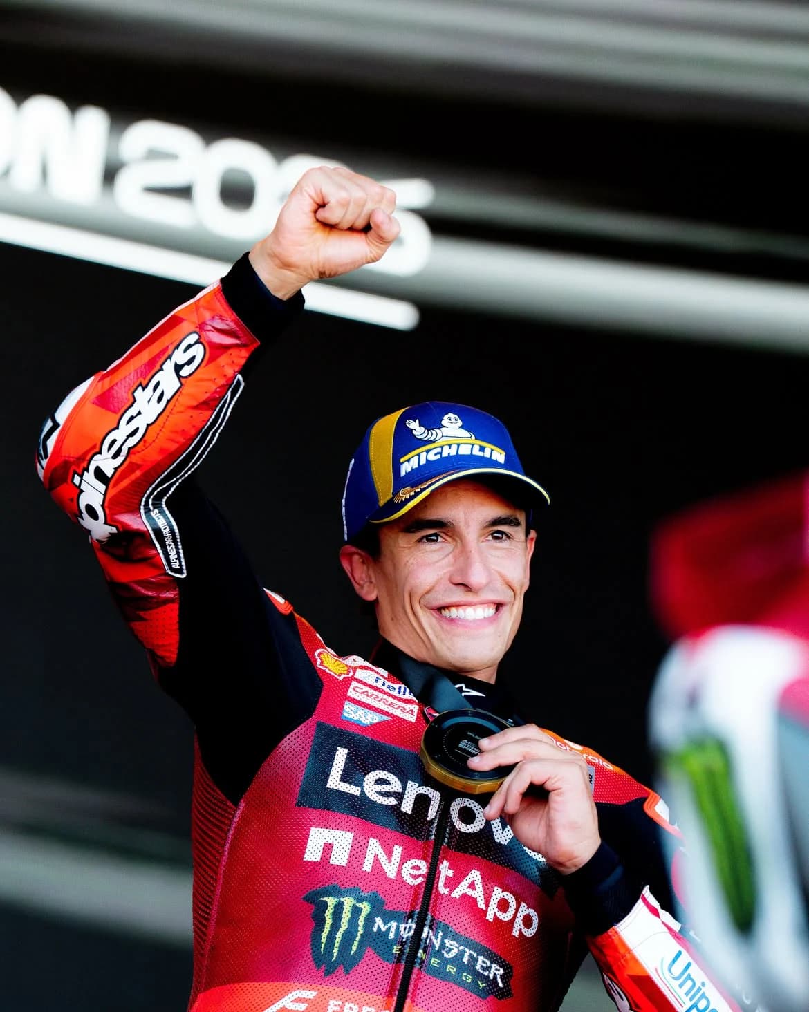 Pembalap MotoGP Marc Marquez naik podium. Pembalap MotoGP Marc Marquez naik podium.