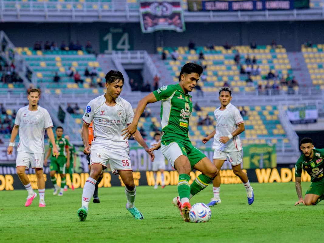Ramadhan Sananta ketika berduel dengan pemain Garudayaksa FC di Stadion Gelora Bung Tomo. Ramadhan Sananta ketika berduel dengan pemain Garudayaksa FC di Stadion Gelora Bung Tomo.
