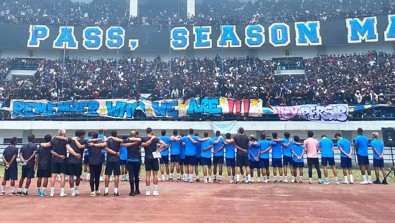 Ribuan Bobotoh datangi Stadion GBLA beri support Persib jelang laga lawan Persija. Ribuan Bobotoh datangi Stadion GBLA beri support Persib jelang laga lawan Persija.