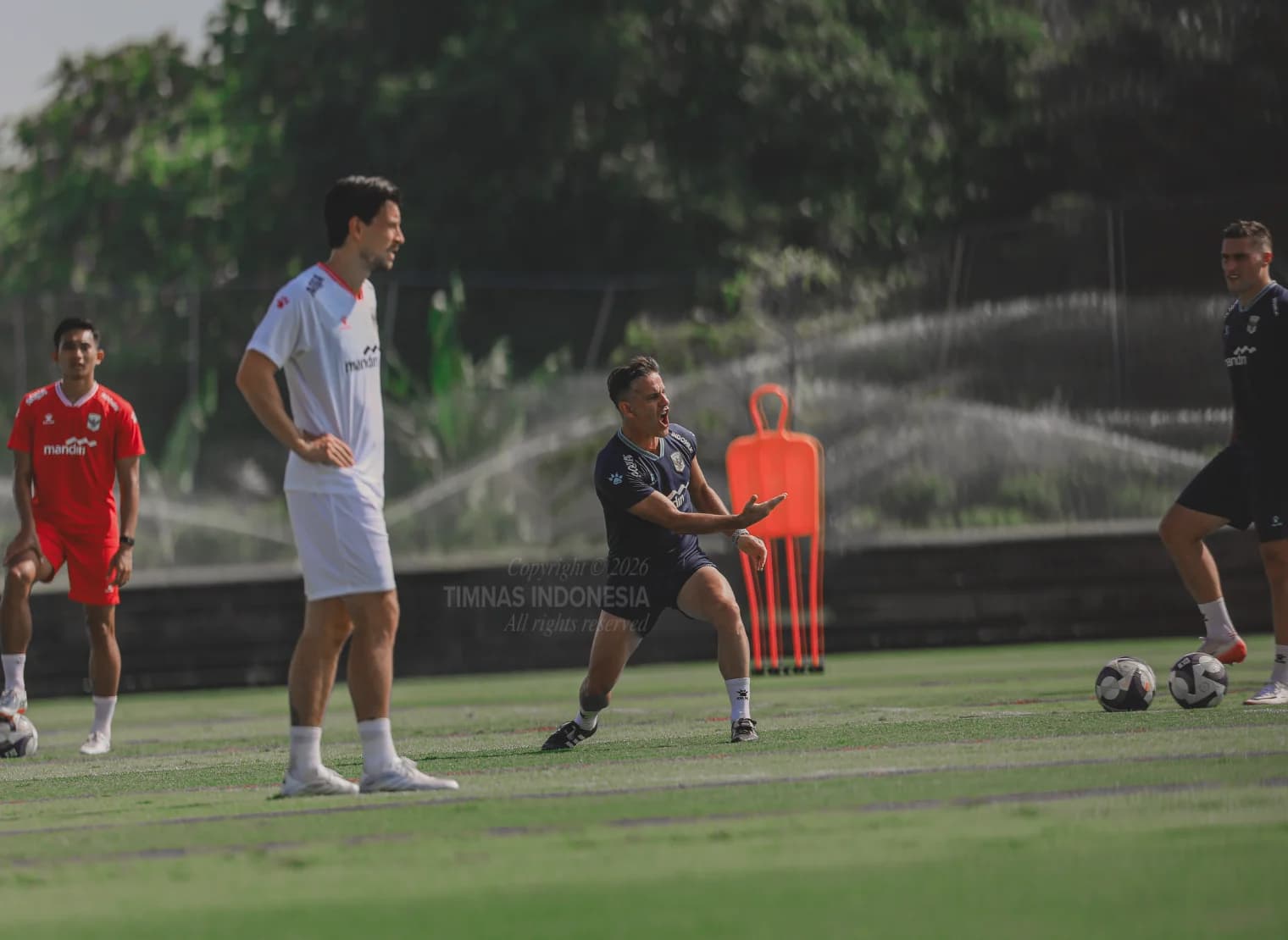 Pelatih Timnas Indonesia John Herdman dalam sesi latihan pra FIFA ASEAN Cup 2026. Pelatih Timnas Indonesia John Herdman dalam sesi latihan pra FIFA ASEAN Cup 2026.